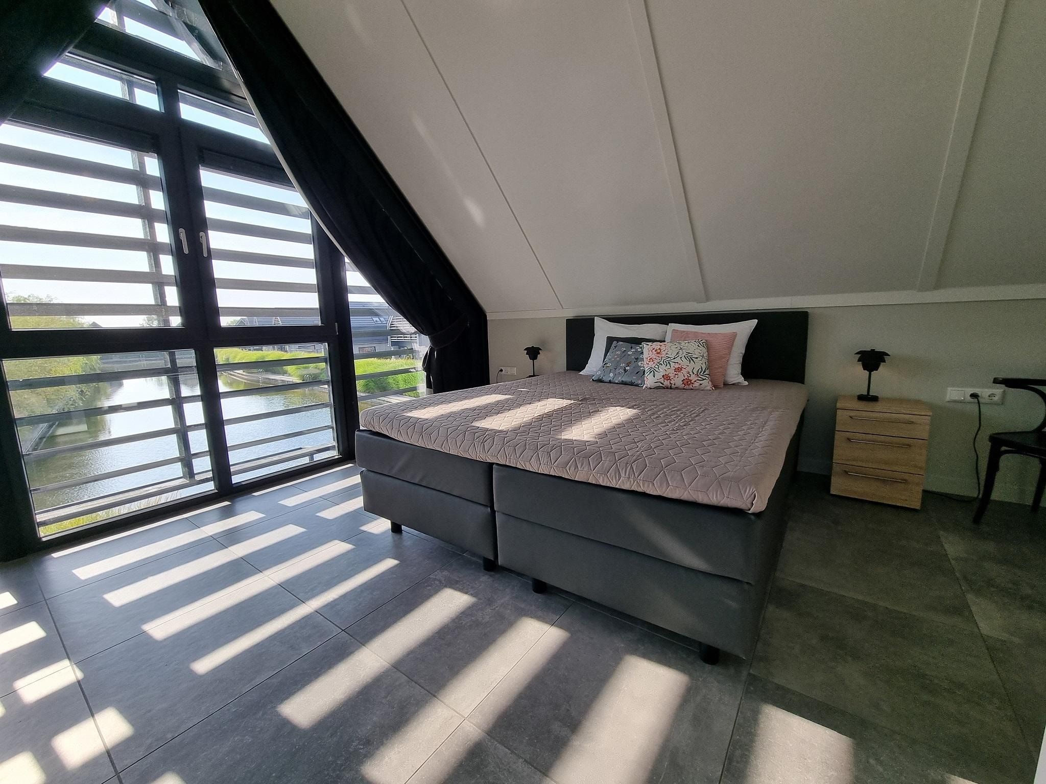 Een slaapkamer van Watervilla Santjin in Balk