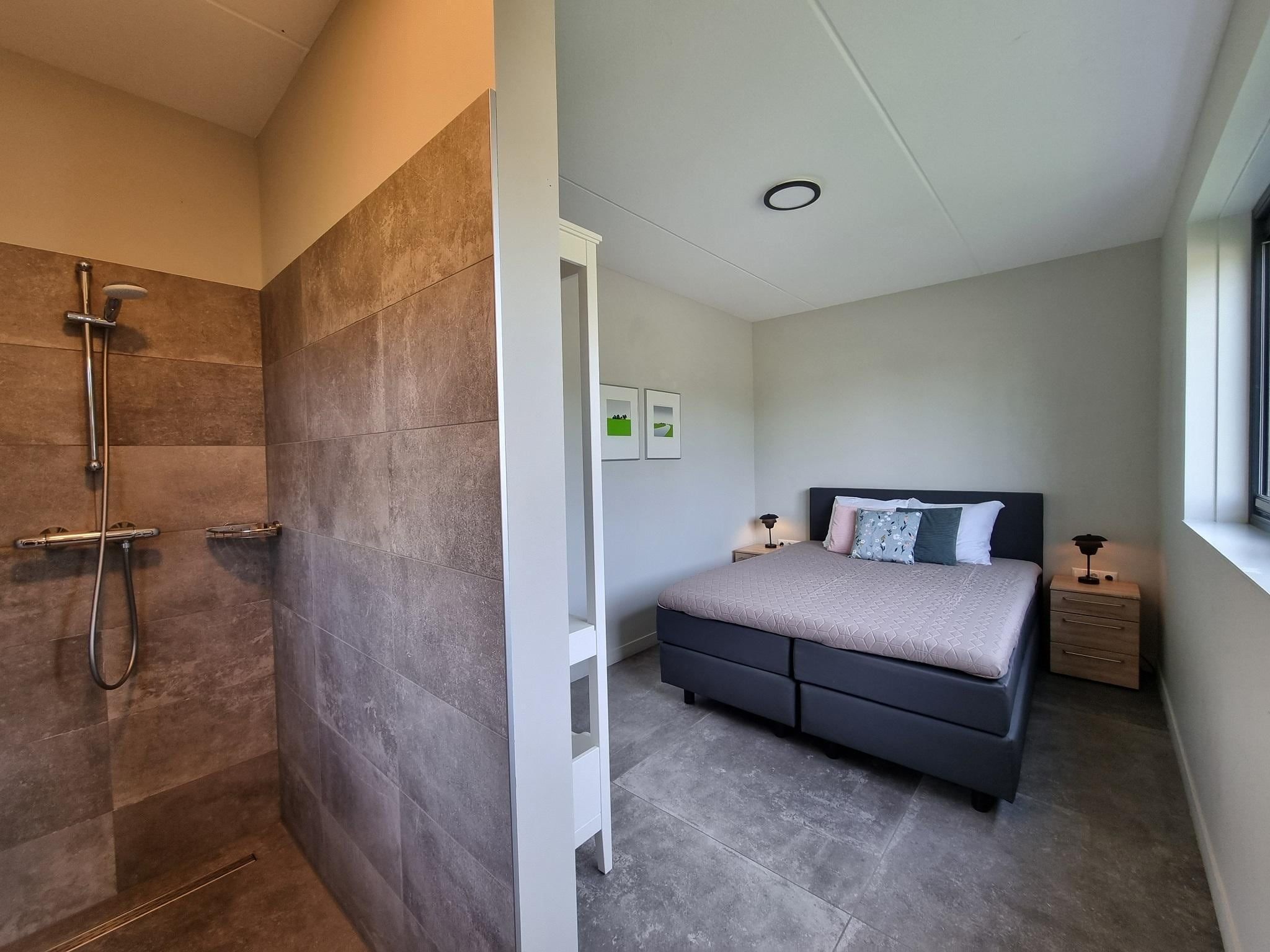 Een slaapkamer van Watervilla Santjin in Balk