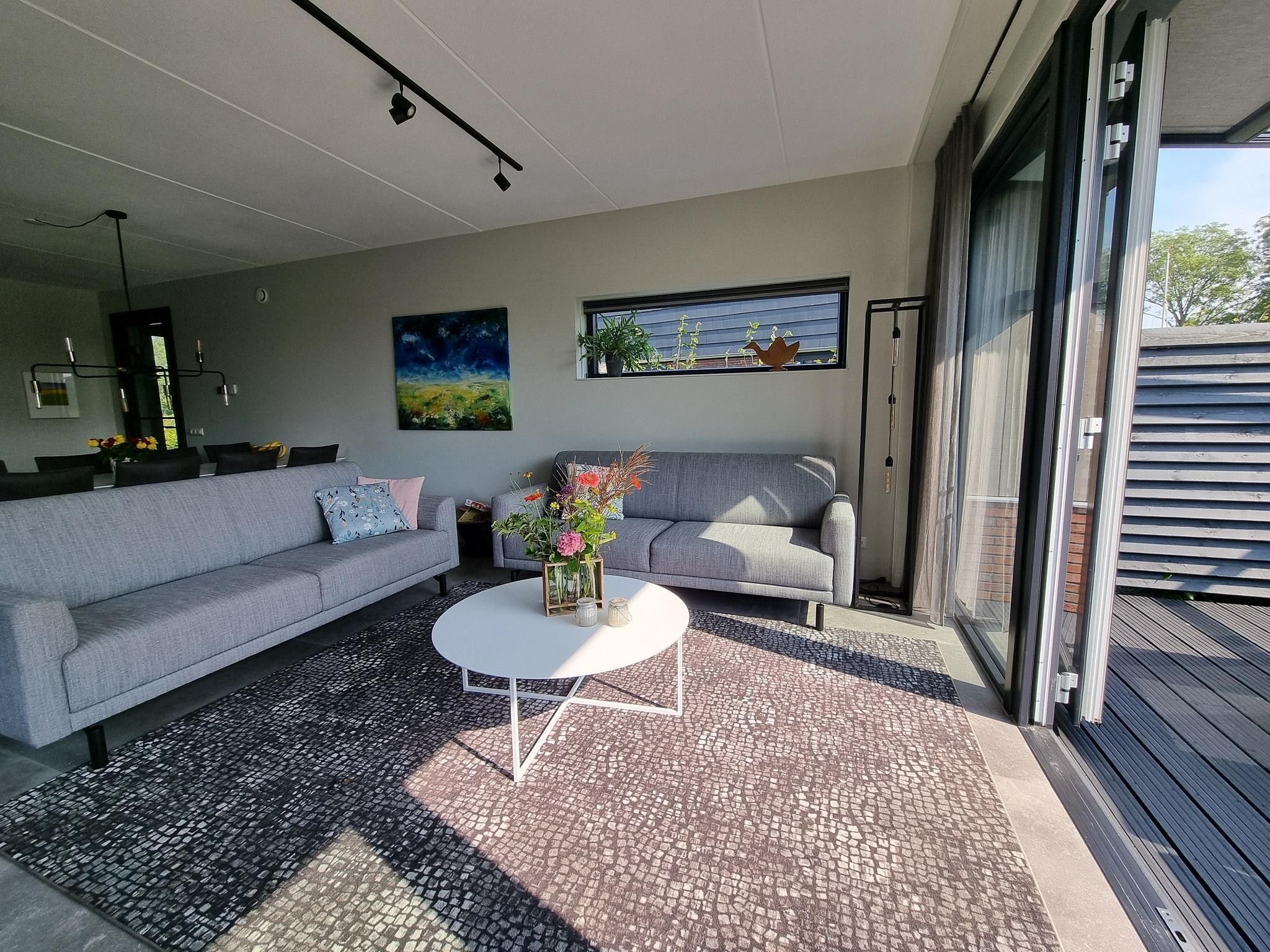 De woonkamer van Watervilla Santjin in Balk