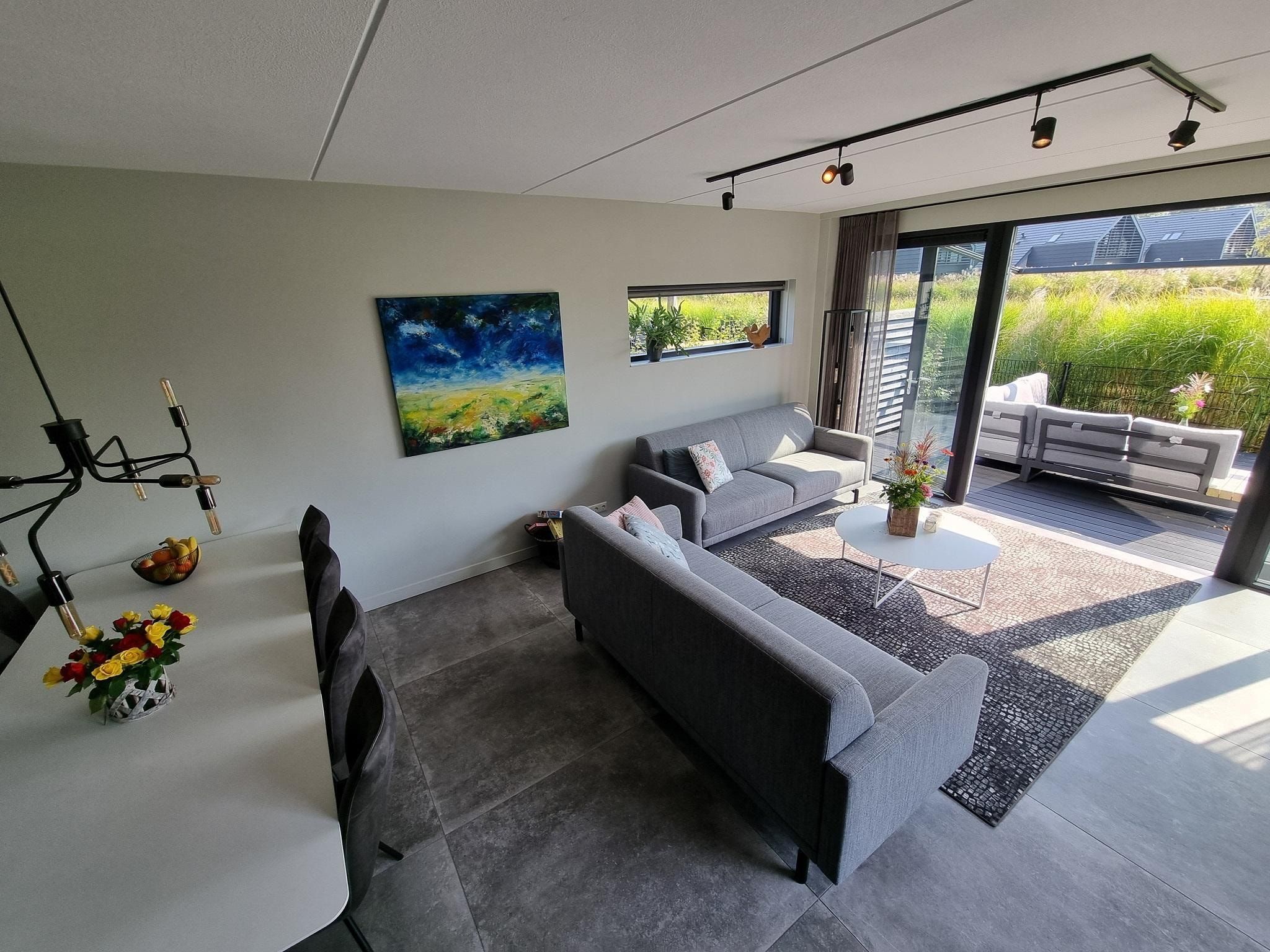 De woonkamer van Watervilla Santjin in Balk