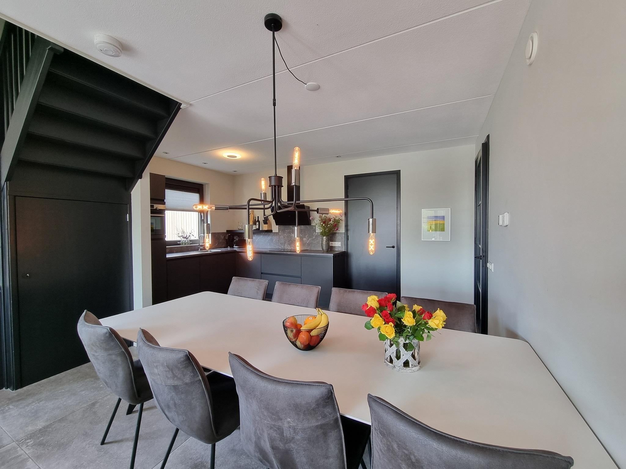 De eetkamer van Watervilla Santjin in Balk