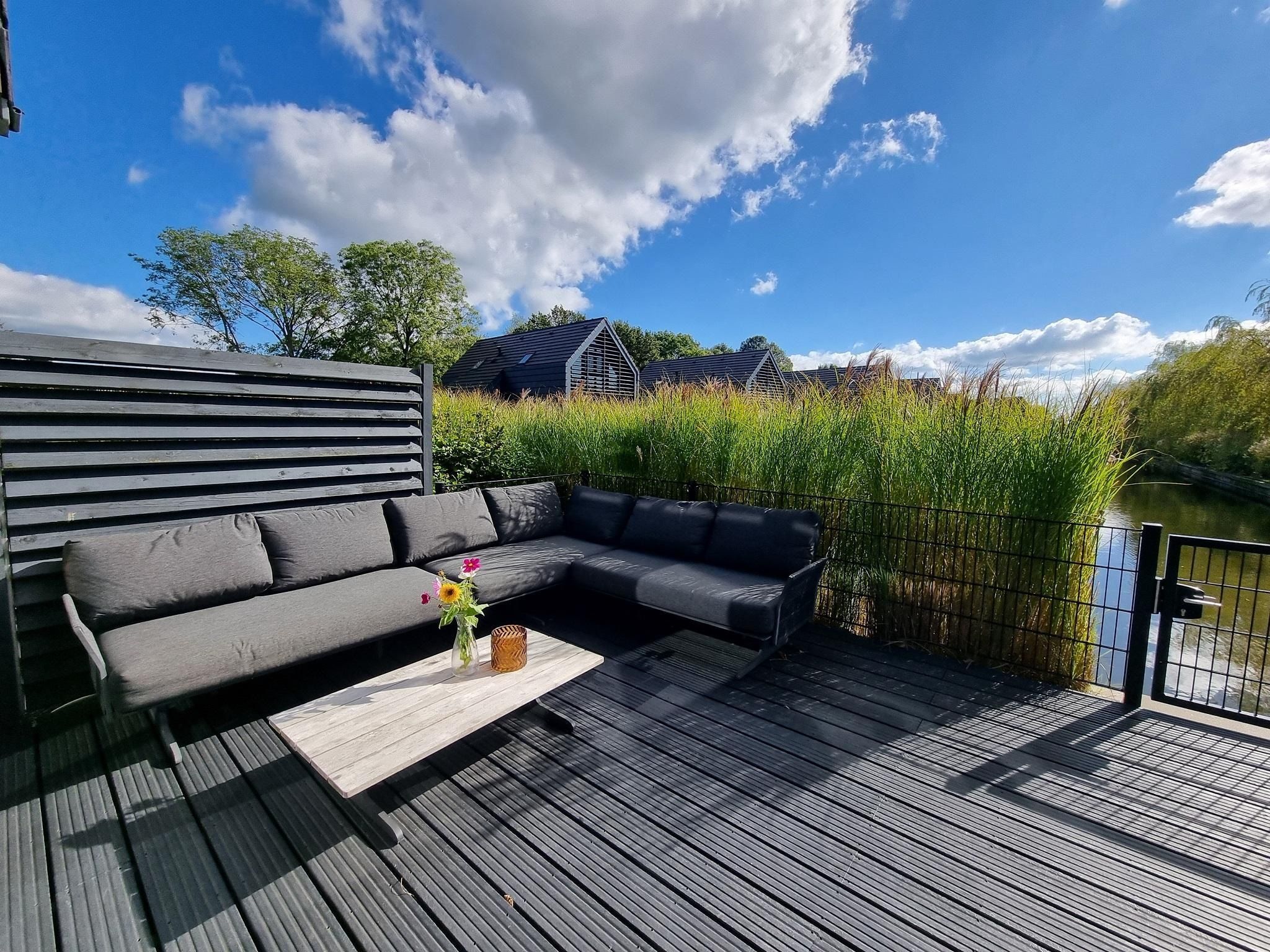 Het terras van Watervilla Achttjin in Balk