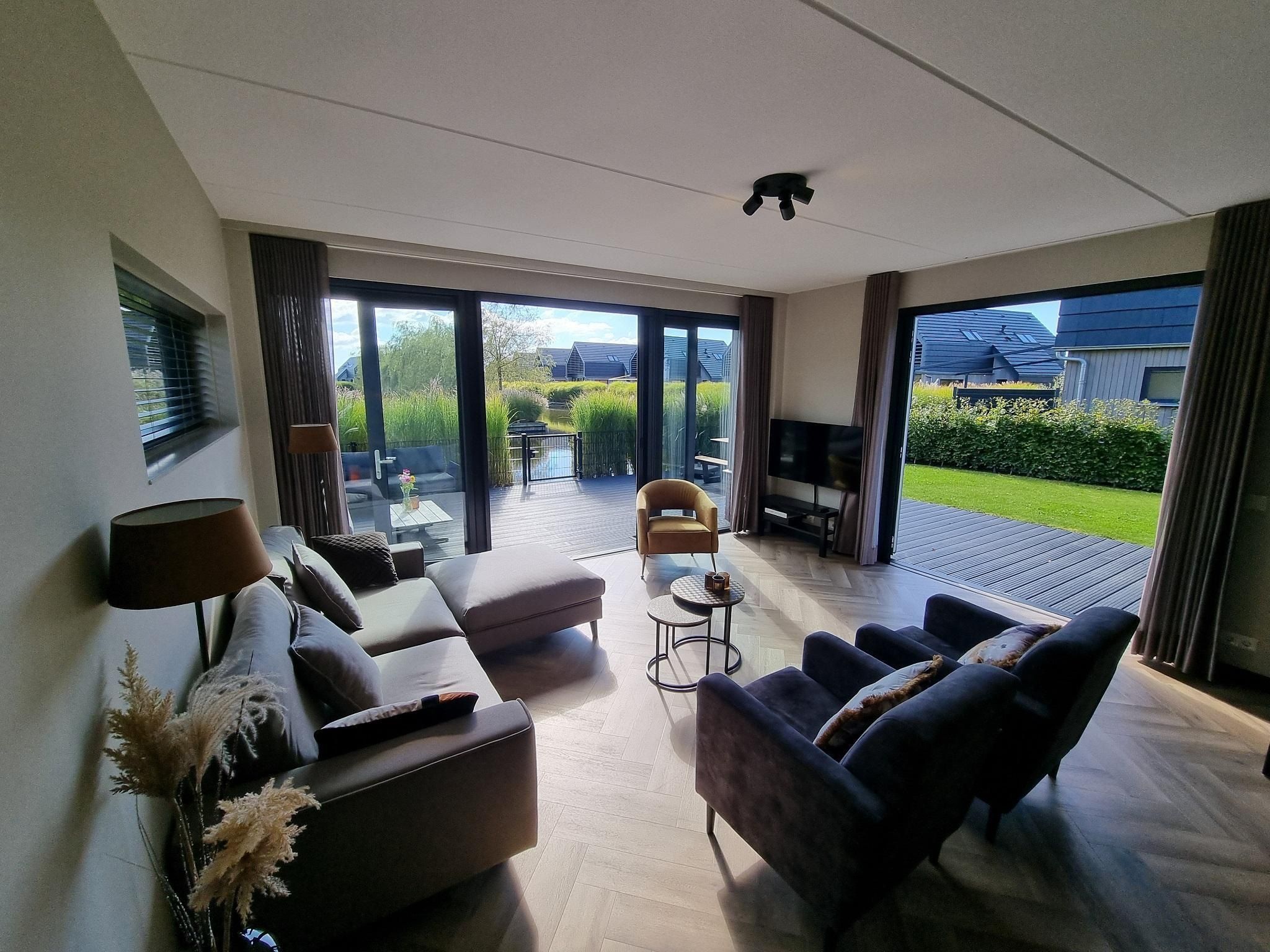 De woonkamer van Watervilla Achttjin in Balk