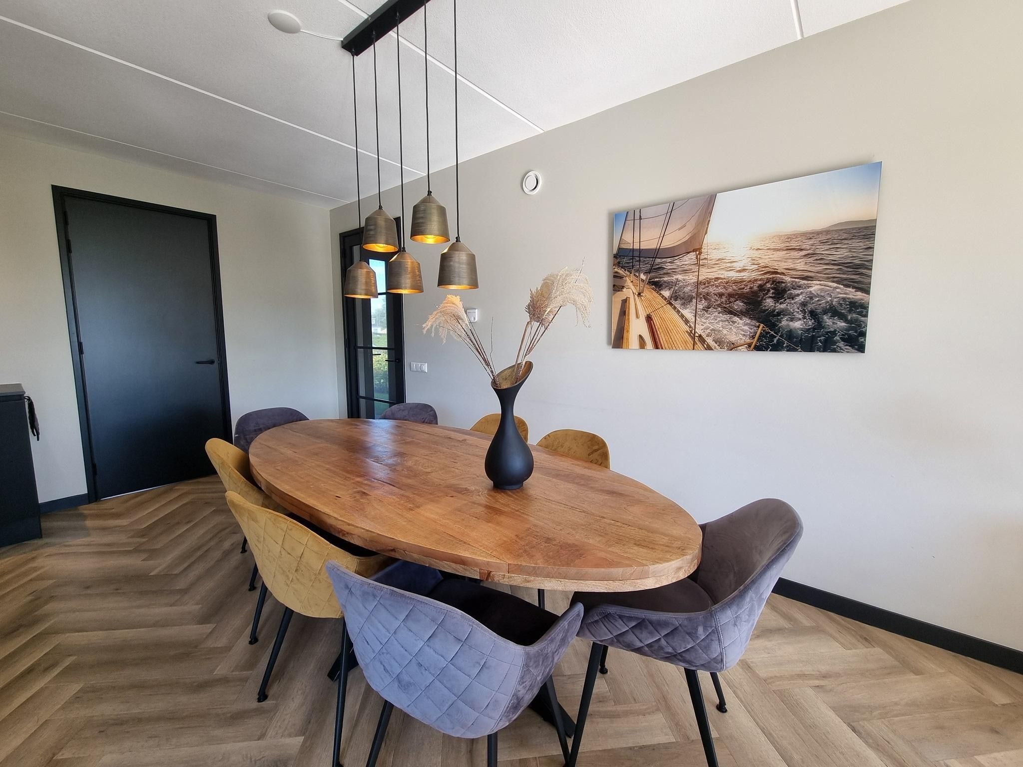 De eetkamer van Watervilla Achttjin in Balk