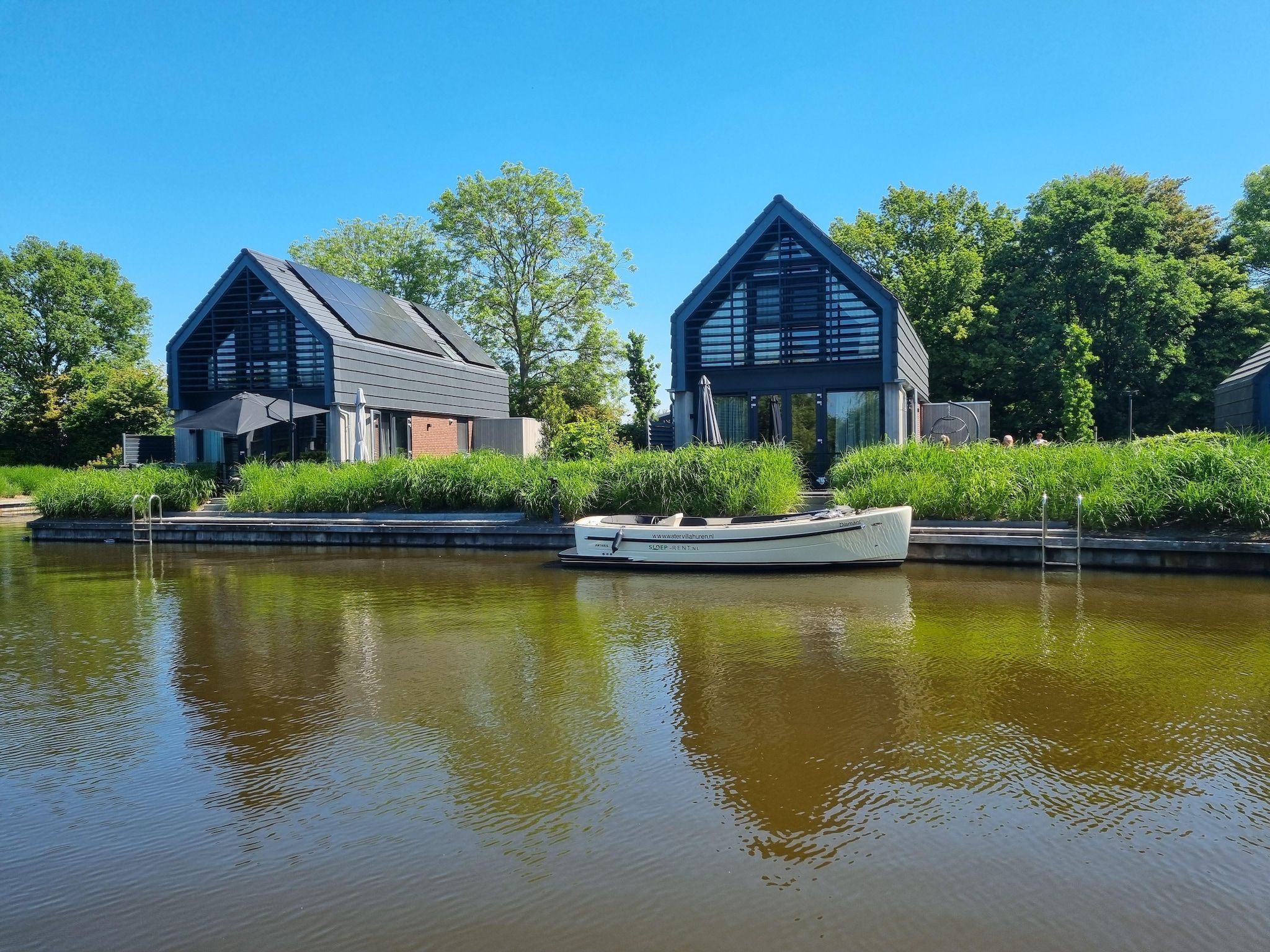 De buitenkant van Watervilla Ien in Balk