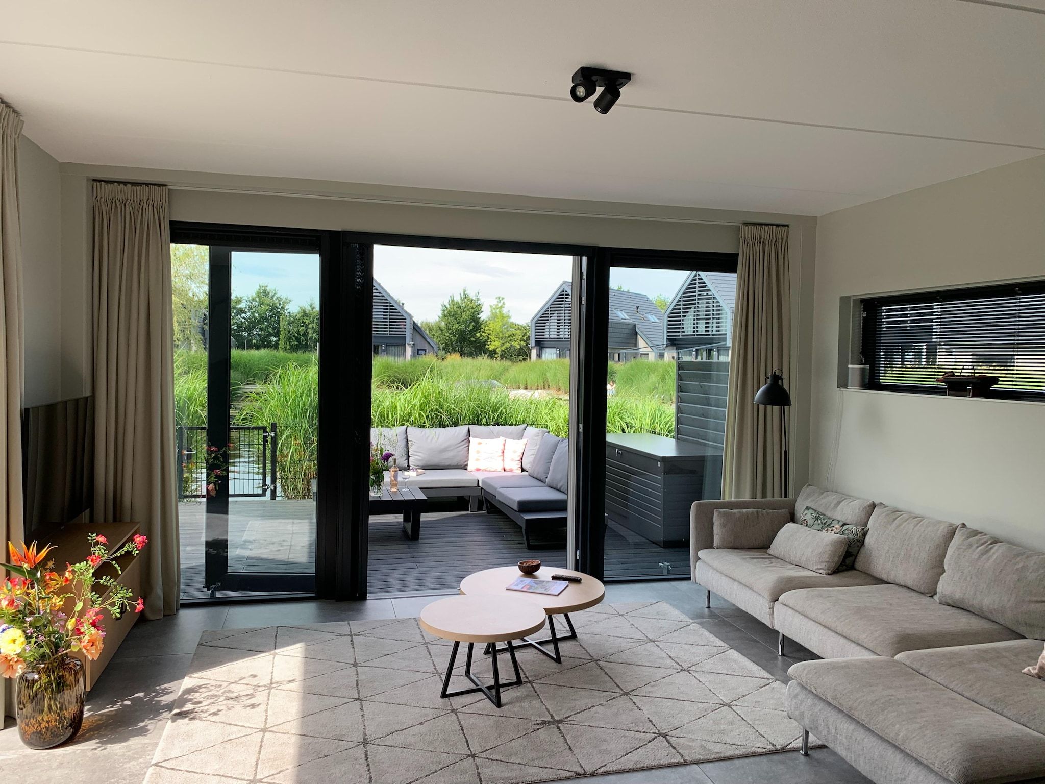 De woonkamer van Watervilla Ien in Balk