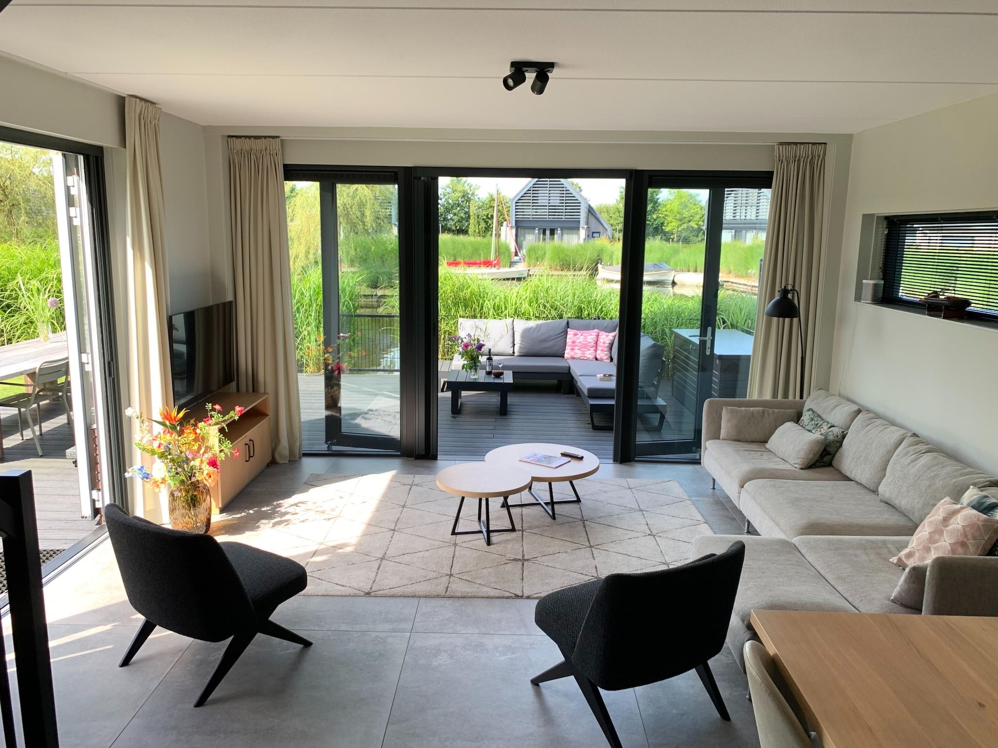 De woonkamer van Watervilla Ien in Balk