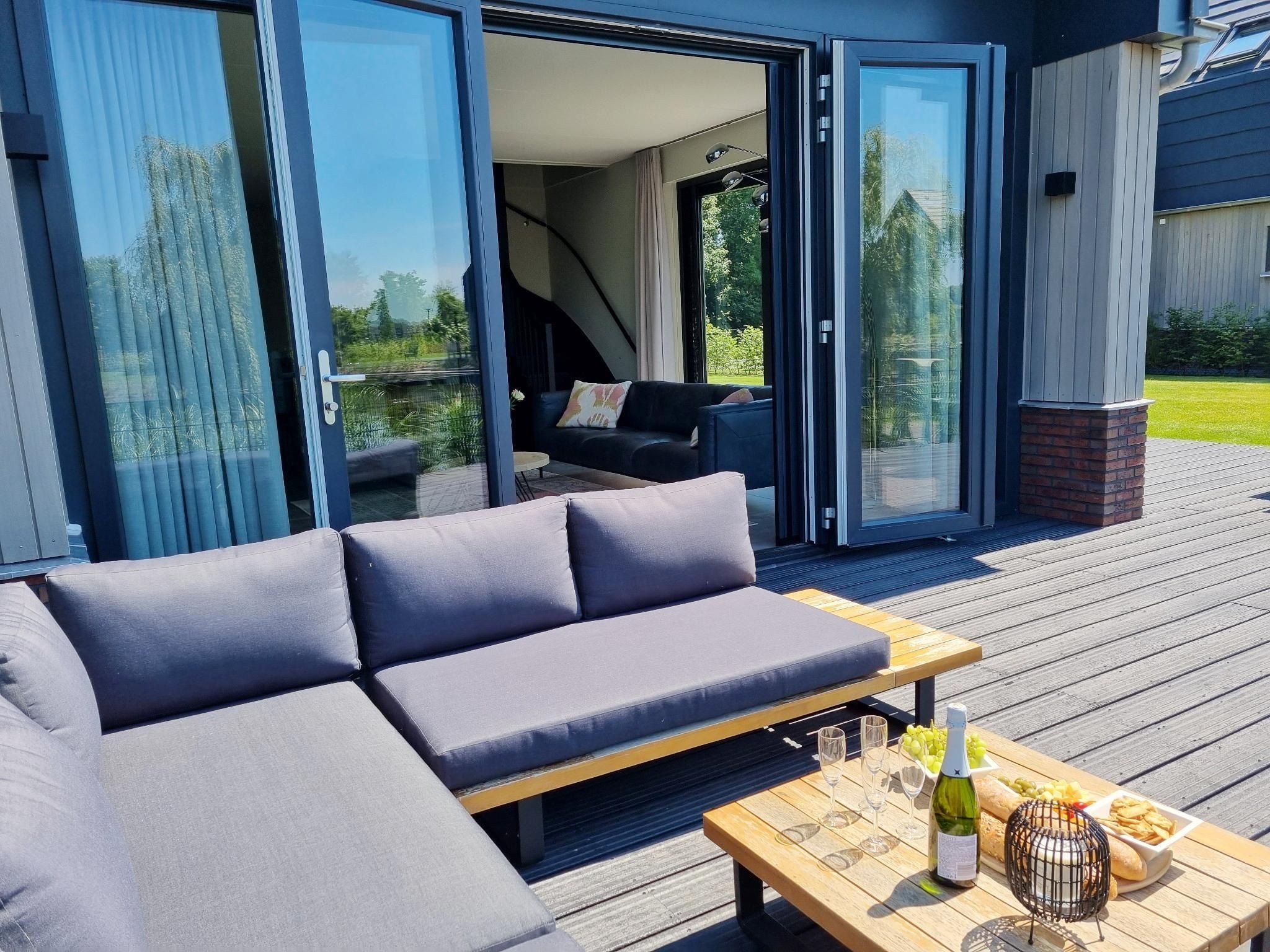 Het terras van Watervilla Fiif in Balk
