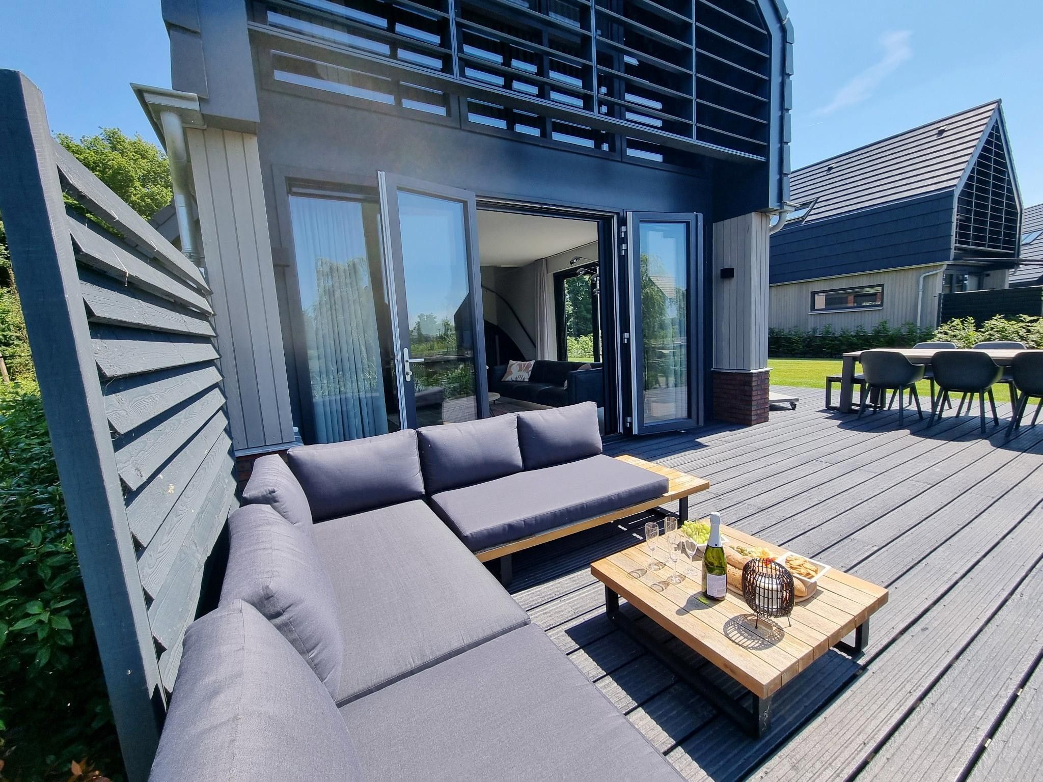 Het terras van Watervilla Fiif in Balk