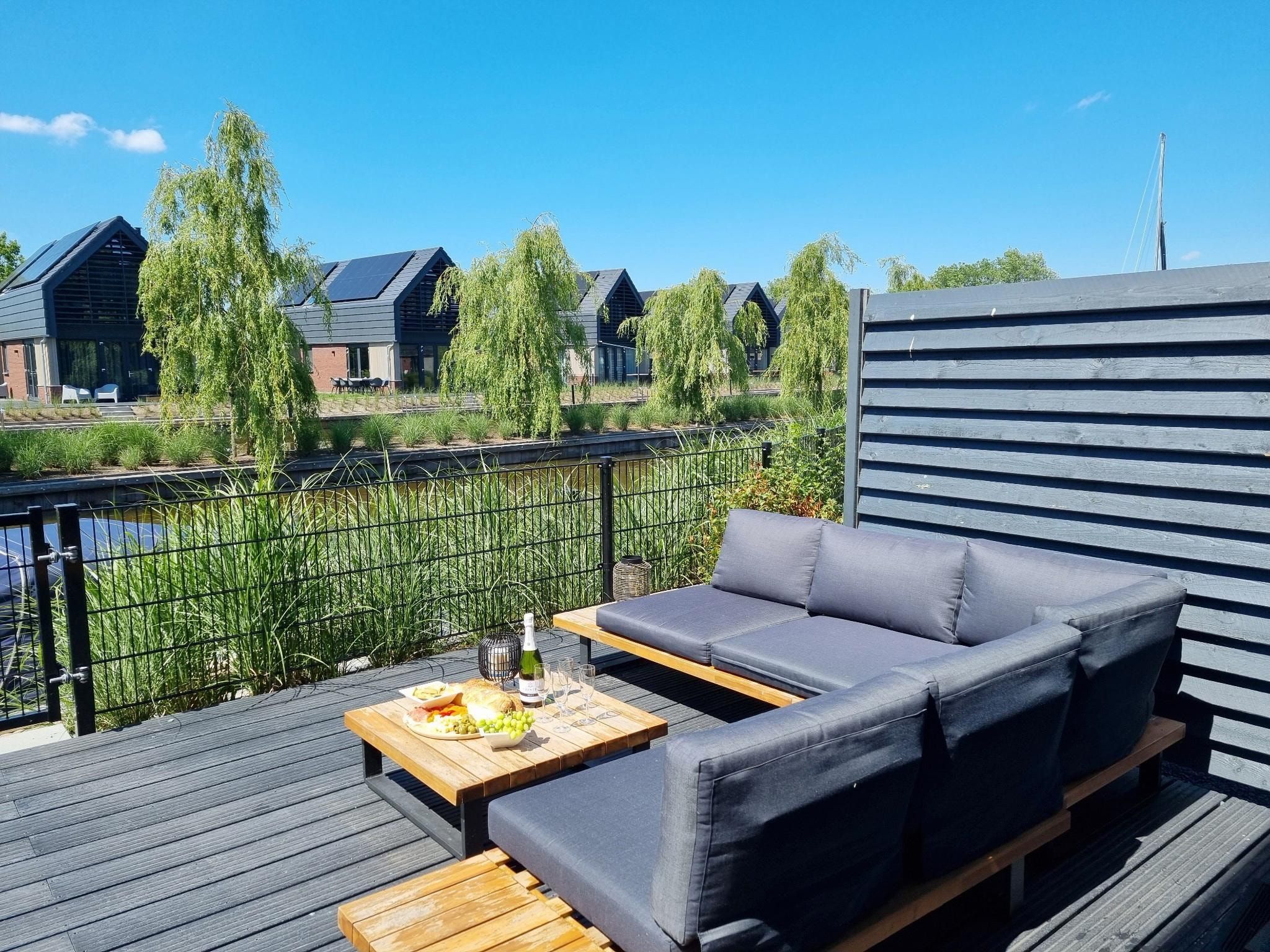 Het terras van Watervilla Fiif in Balk