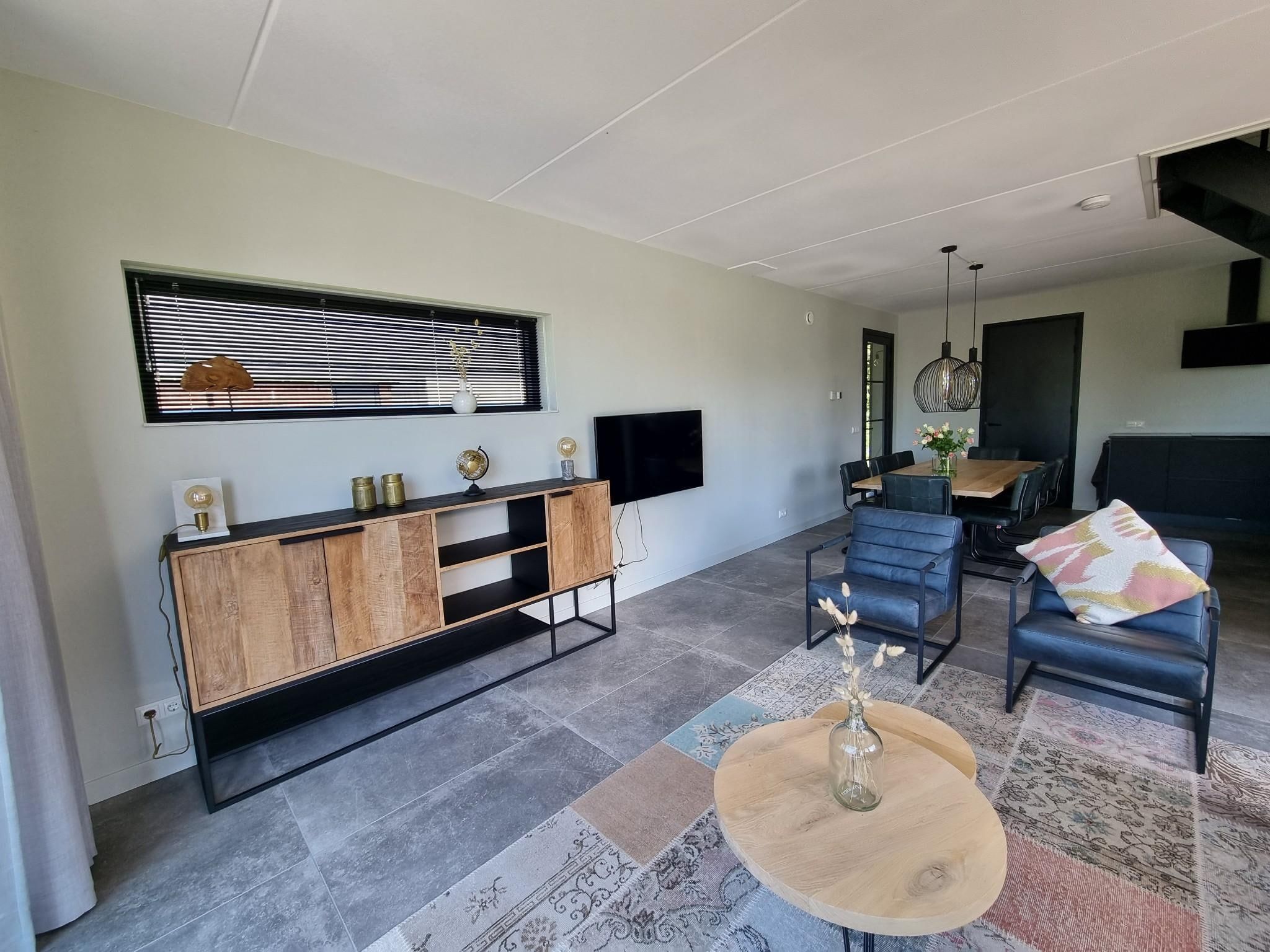 De woonkamer van Watervilla Fiif in Balk