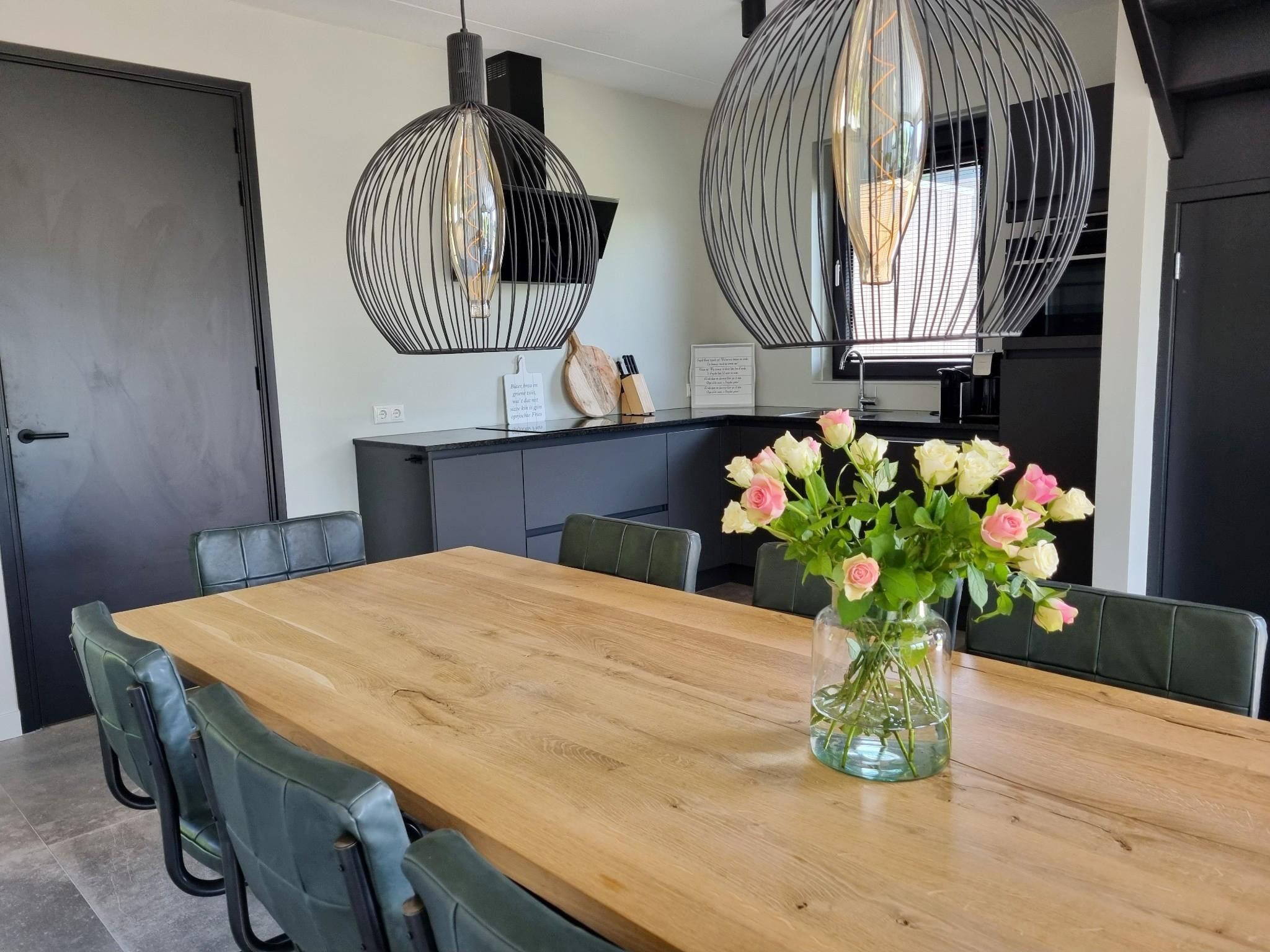 De eetkamer van Watervilla Fiif in Balk