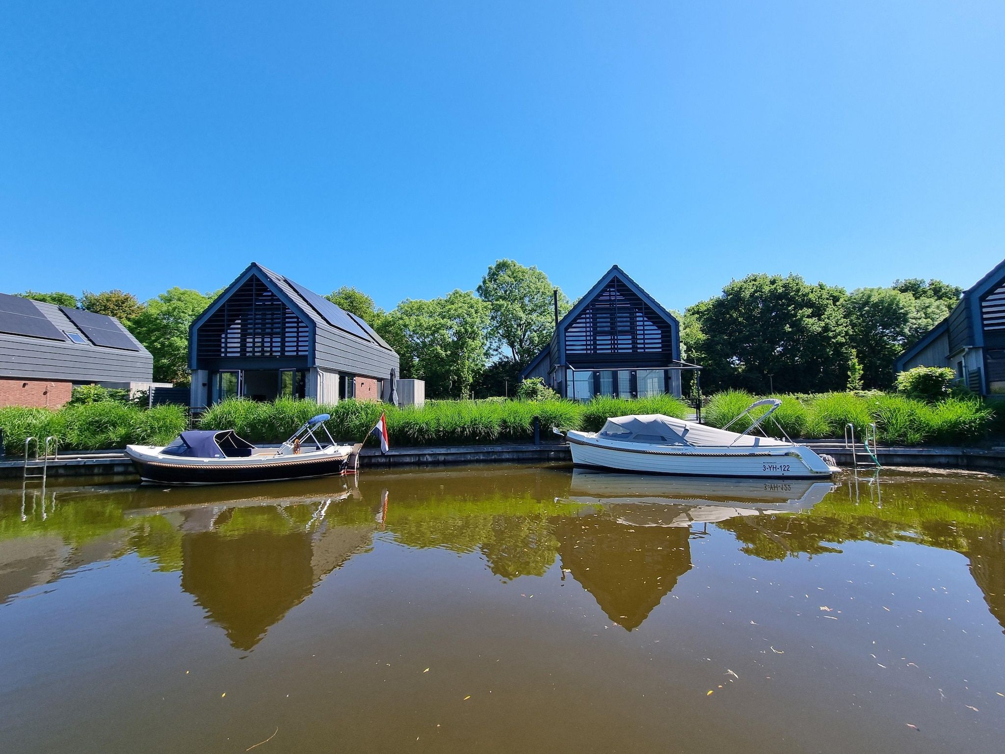 De buitenkant van Watervilla Fiif in Balk