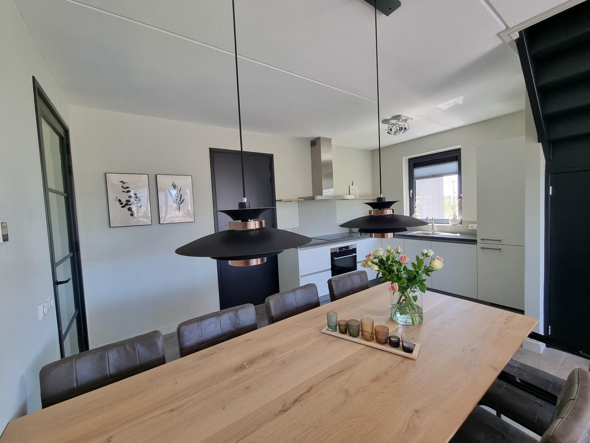 De eetkamer van Watervilla San in Balk