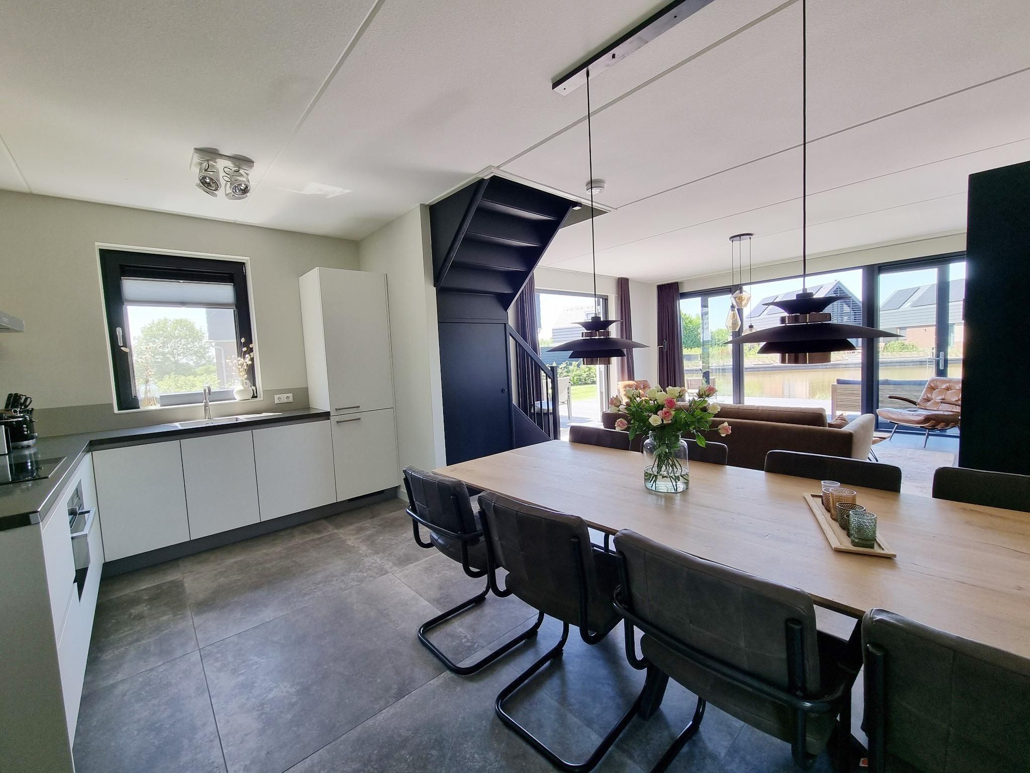 De eetkamer van Watervilla San in Balk