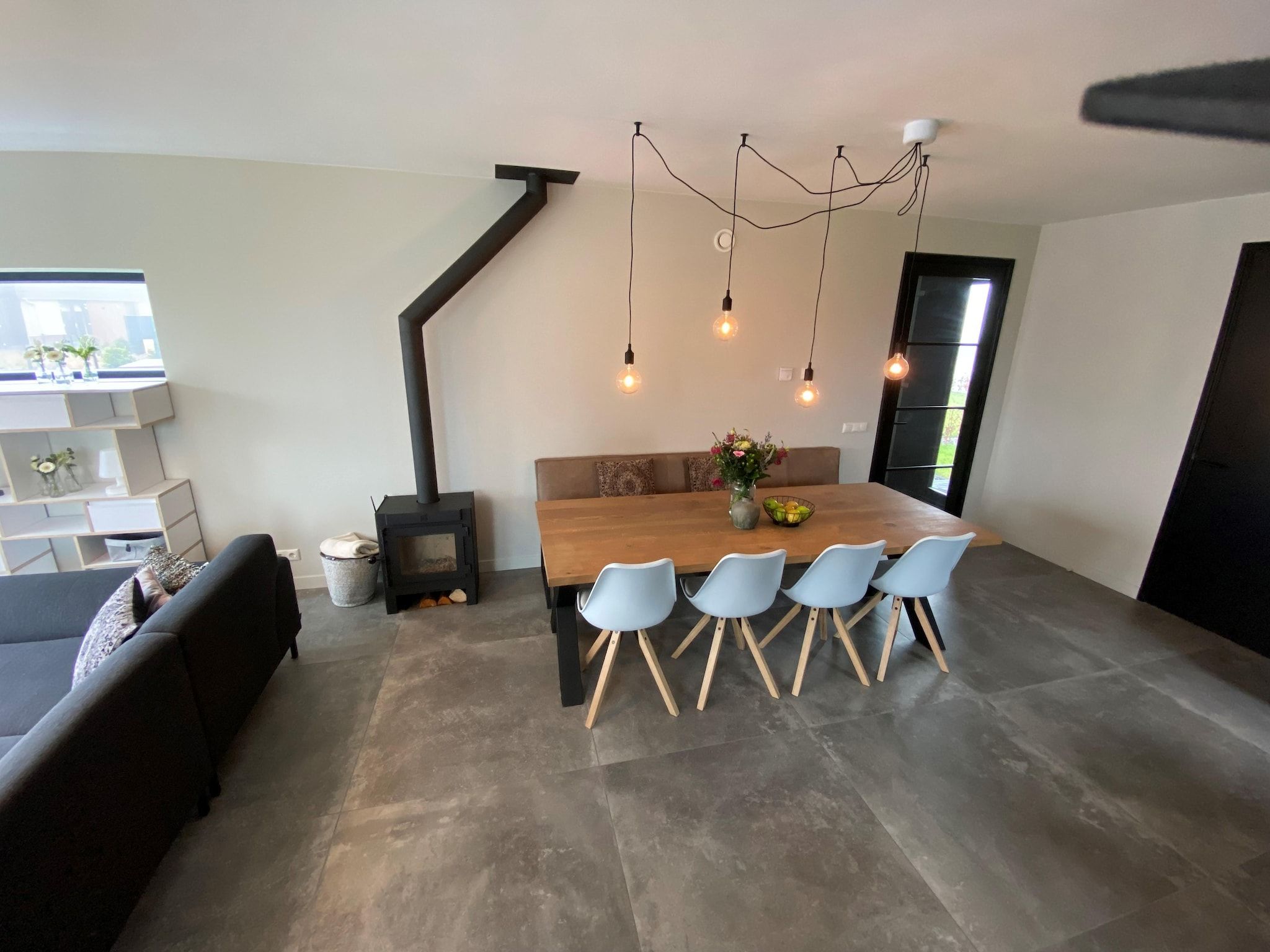 De eetkamer van Watervilla Njoggen in Balk