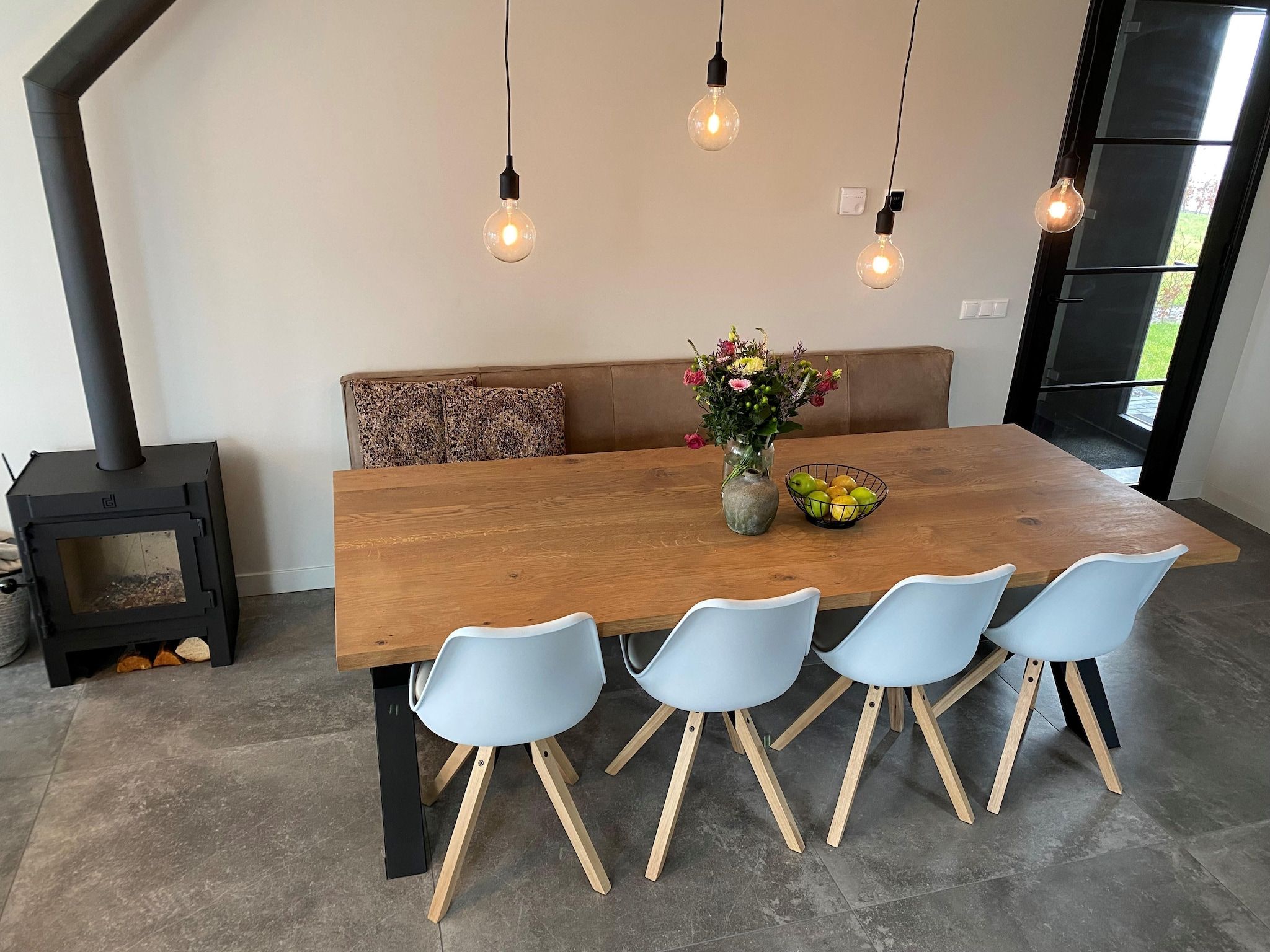 De eetkamer van Watervilla Njoggen in Balk