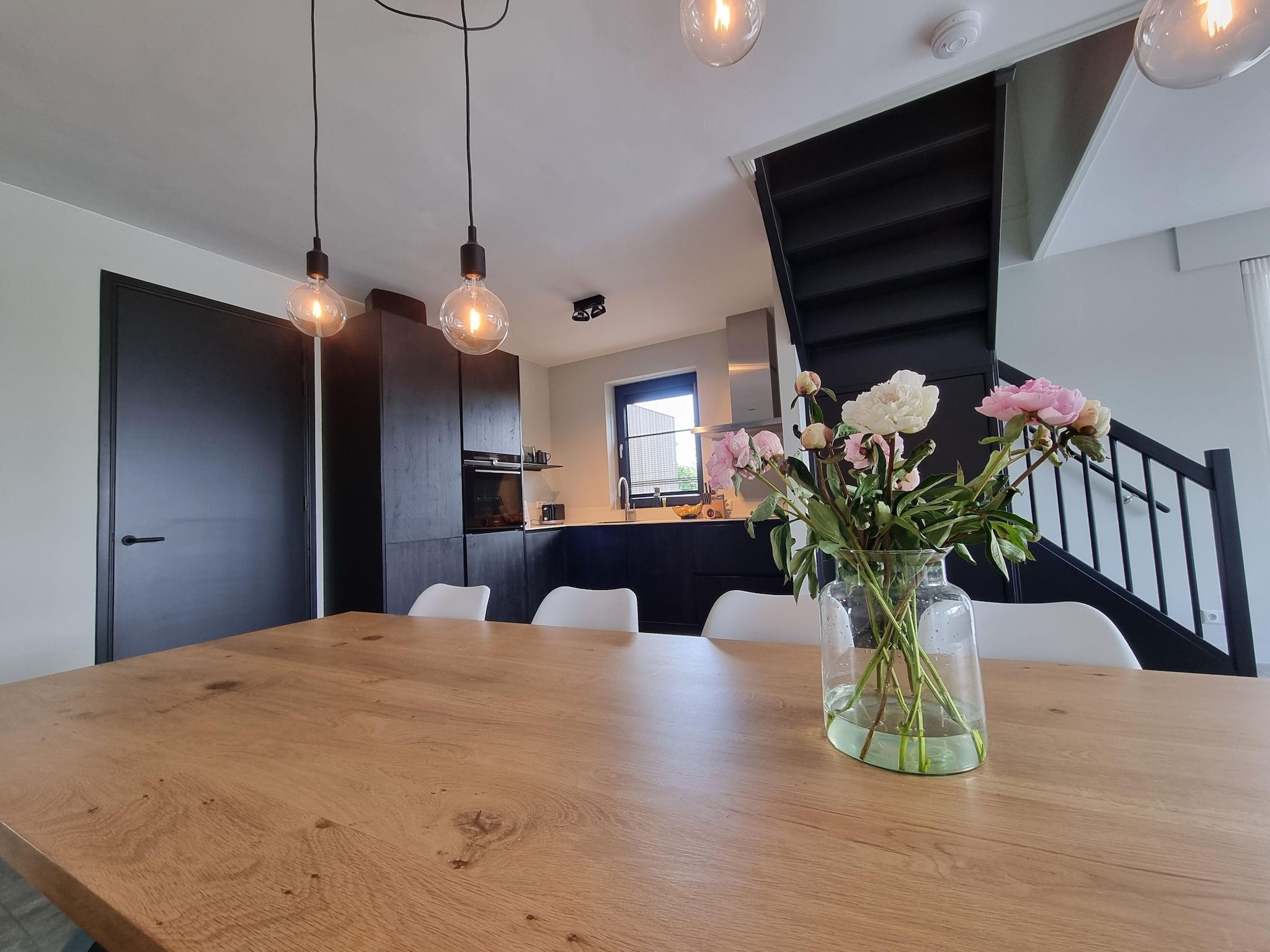 De eetkamer van Watervilla Njoggen in Balk