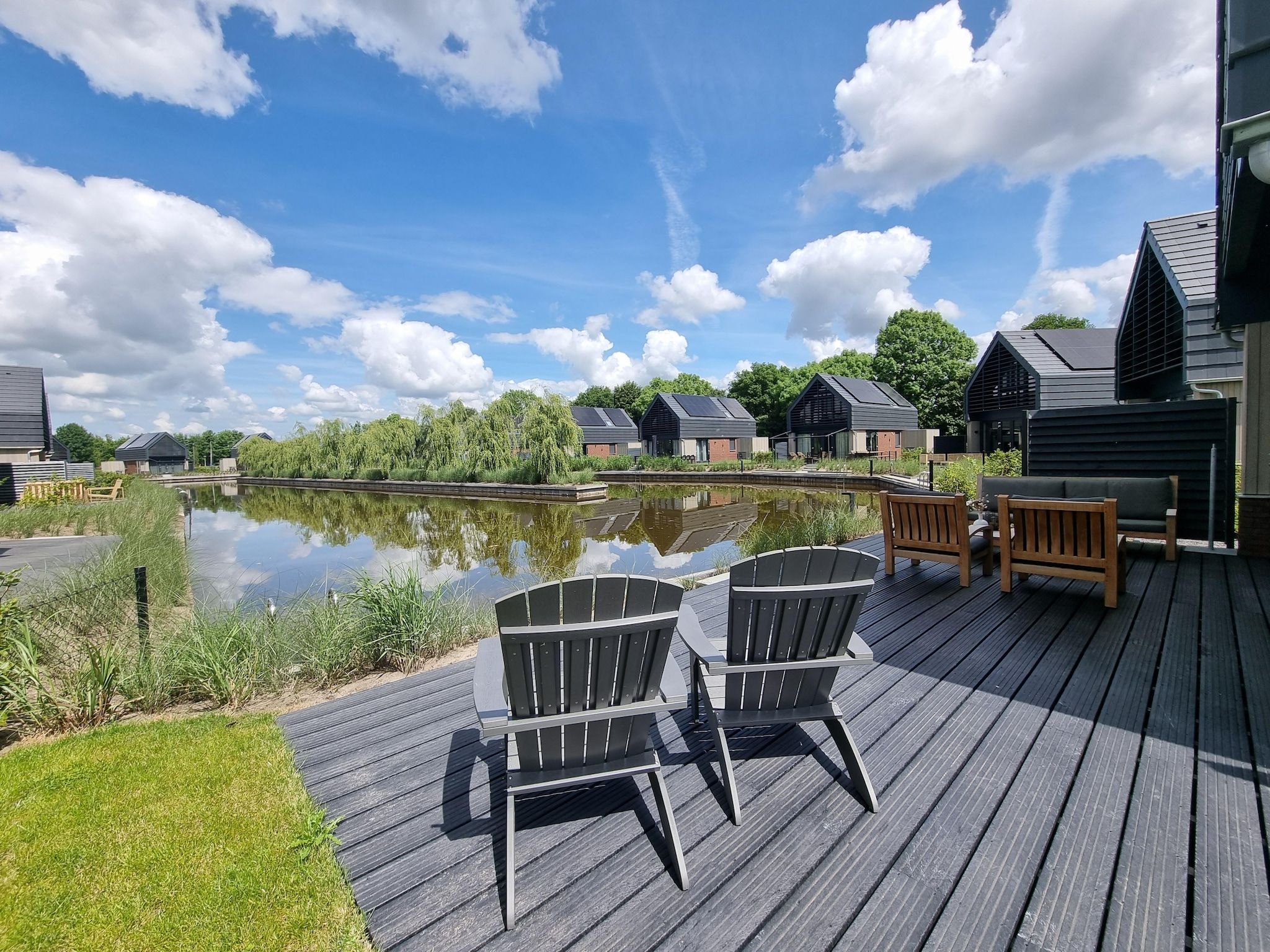 Het terras van Watervilla Njoggen in Balk