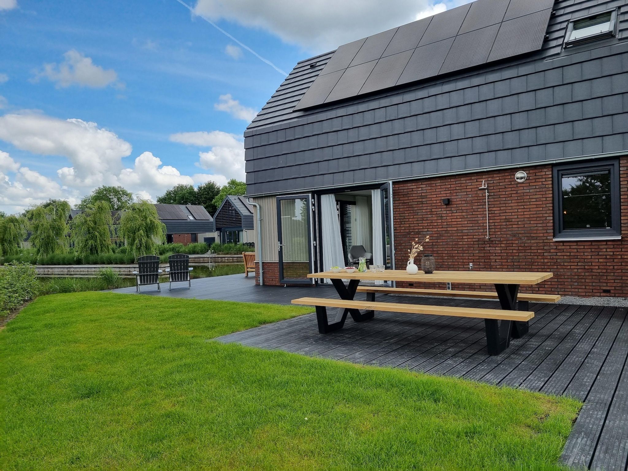 Het terras van Watervilla Njoggen in Balk