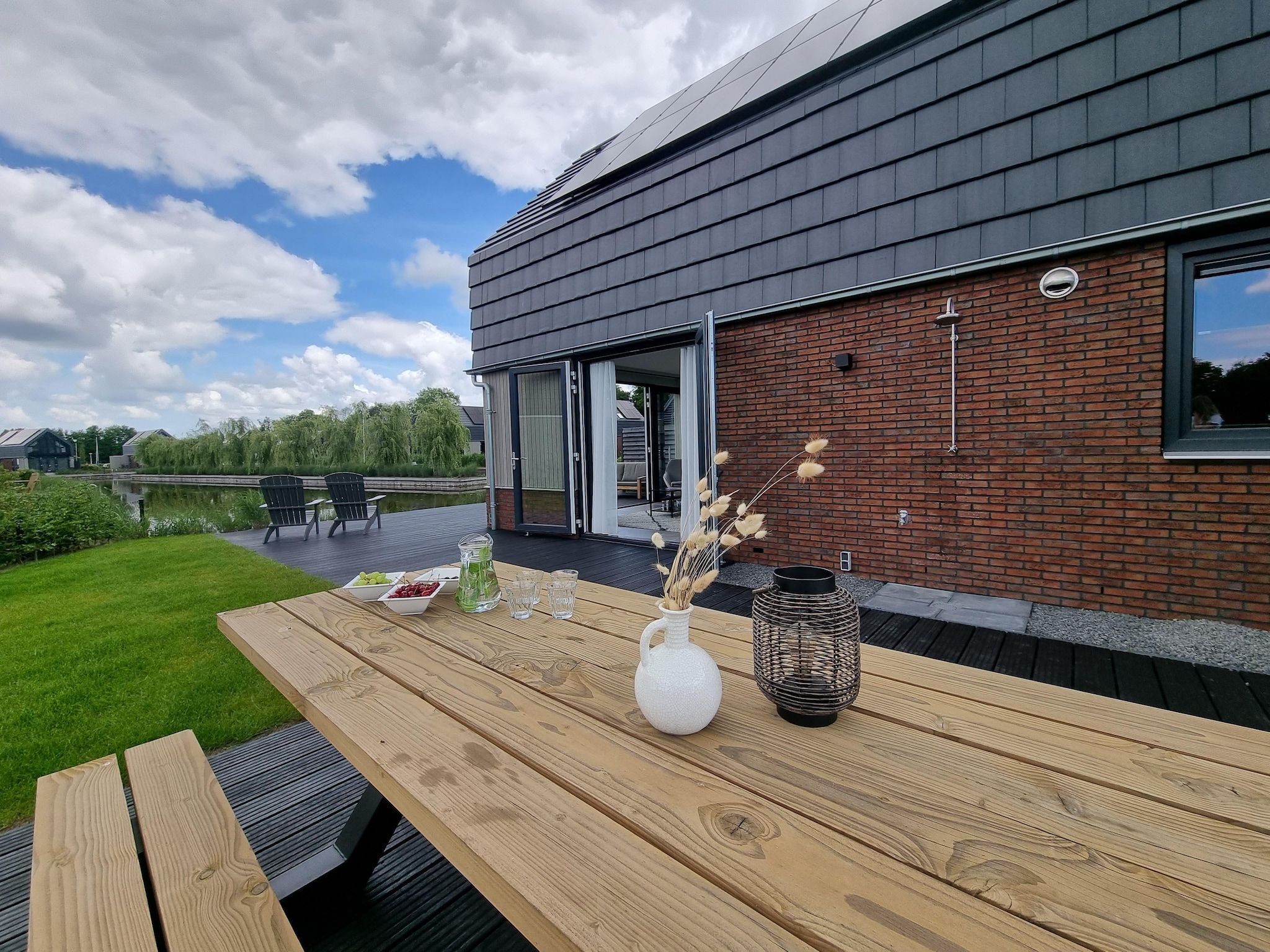 Het terras van Watervilla Njoggen in Balk