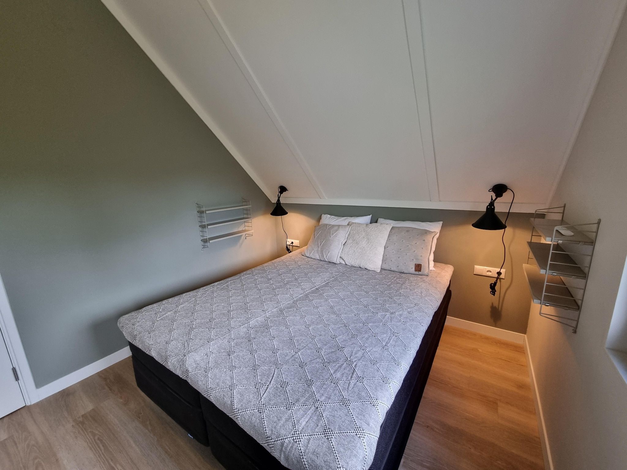 Een slaapkamer van Watervilla Njoggen in Balk