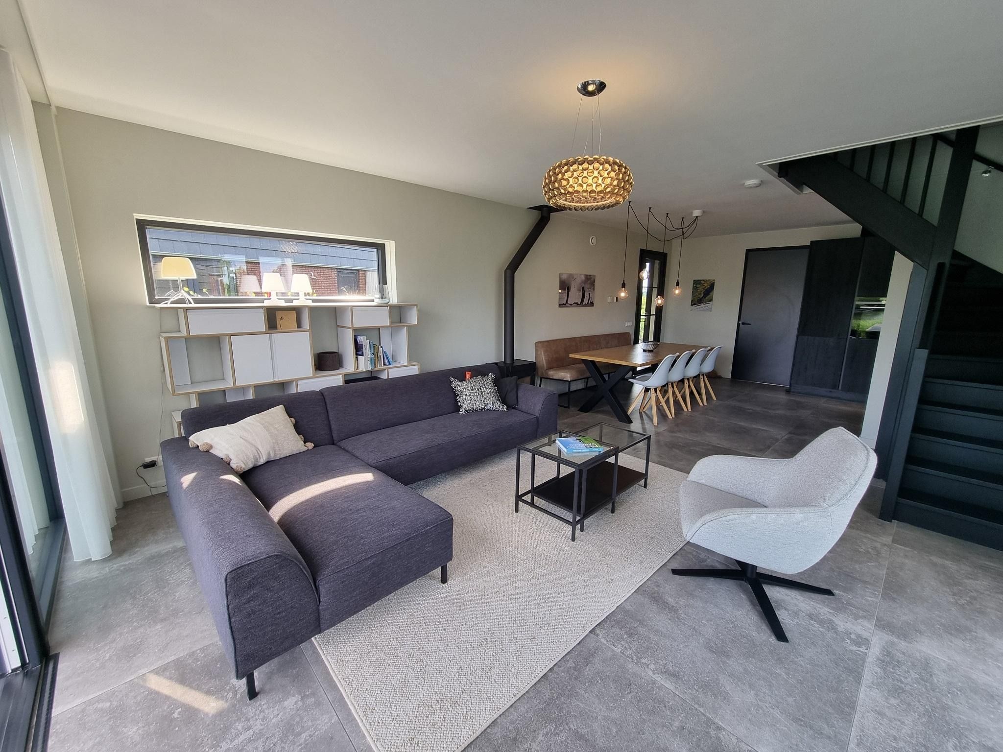 De woonkamer van Watervilla Njoggen in Balk