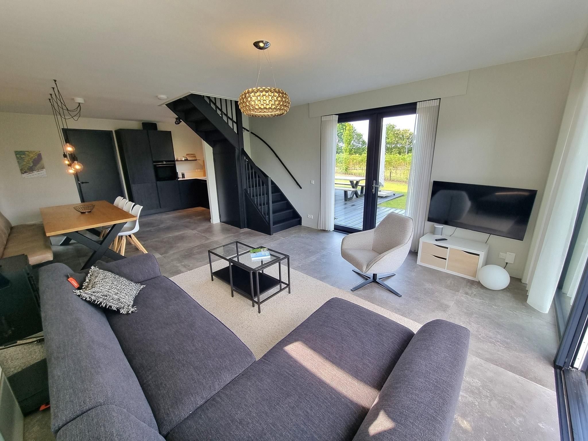 De woonkamer van Watervilla Njoggen in Balk