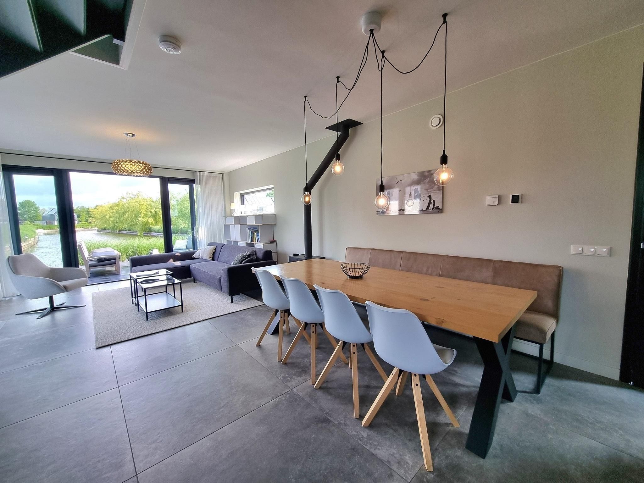 De woonkamer van Watervilla Njoggen in Balk