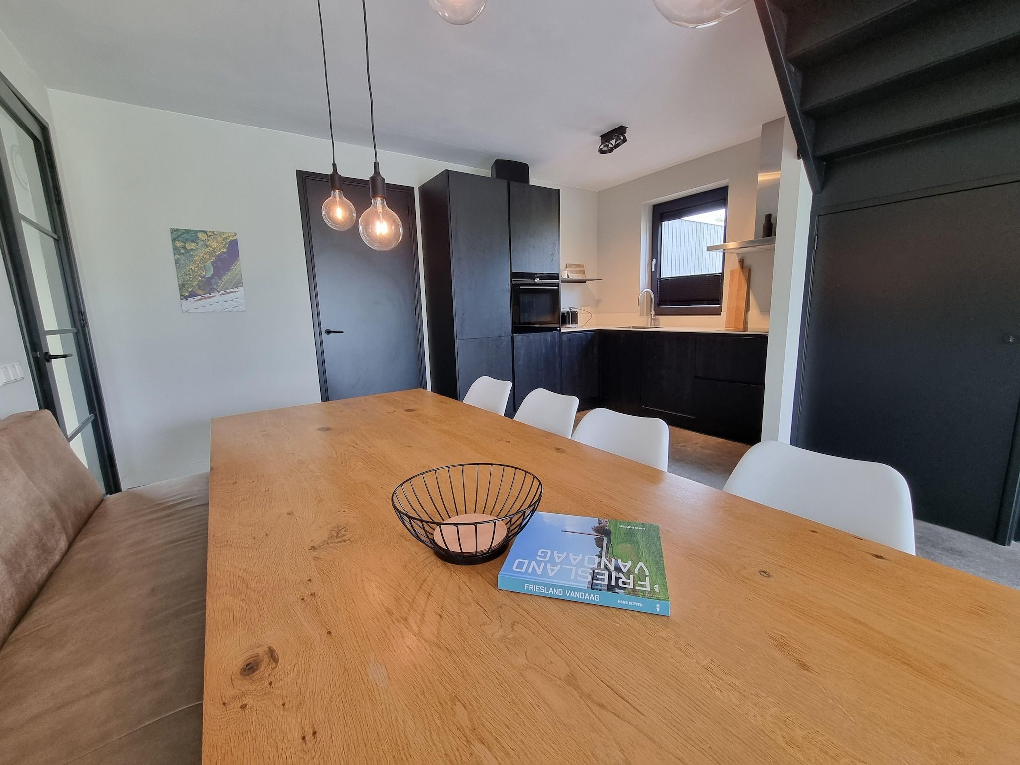 De woonkamer van Watervilla Njoggen in Balk