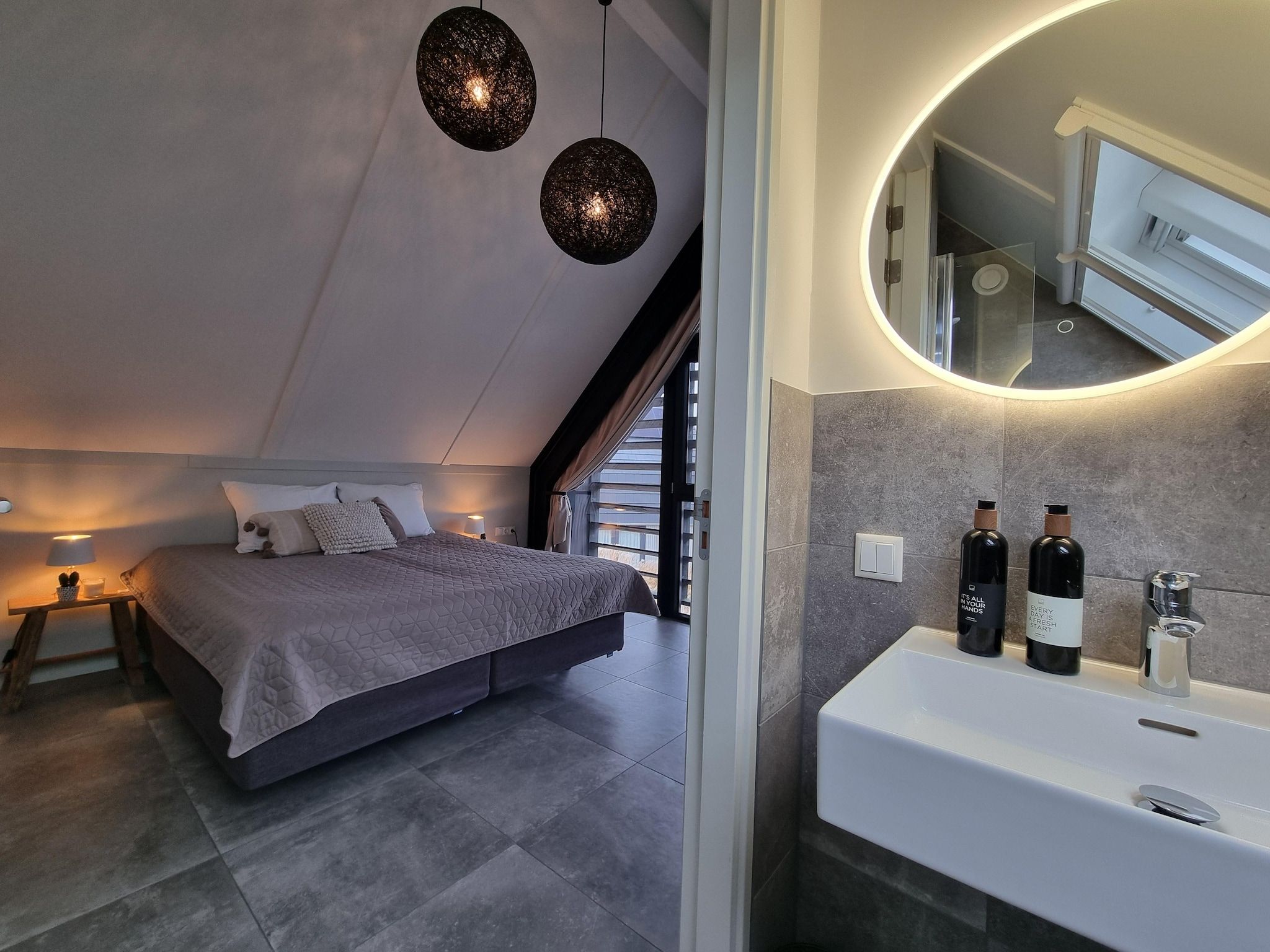 Een slaapkamer van Watervilla Njoggen in Balk