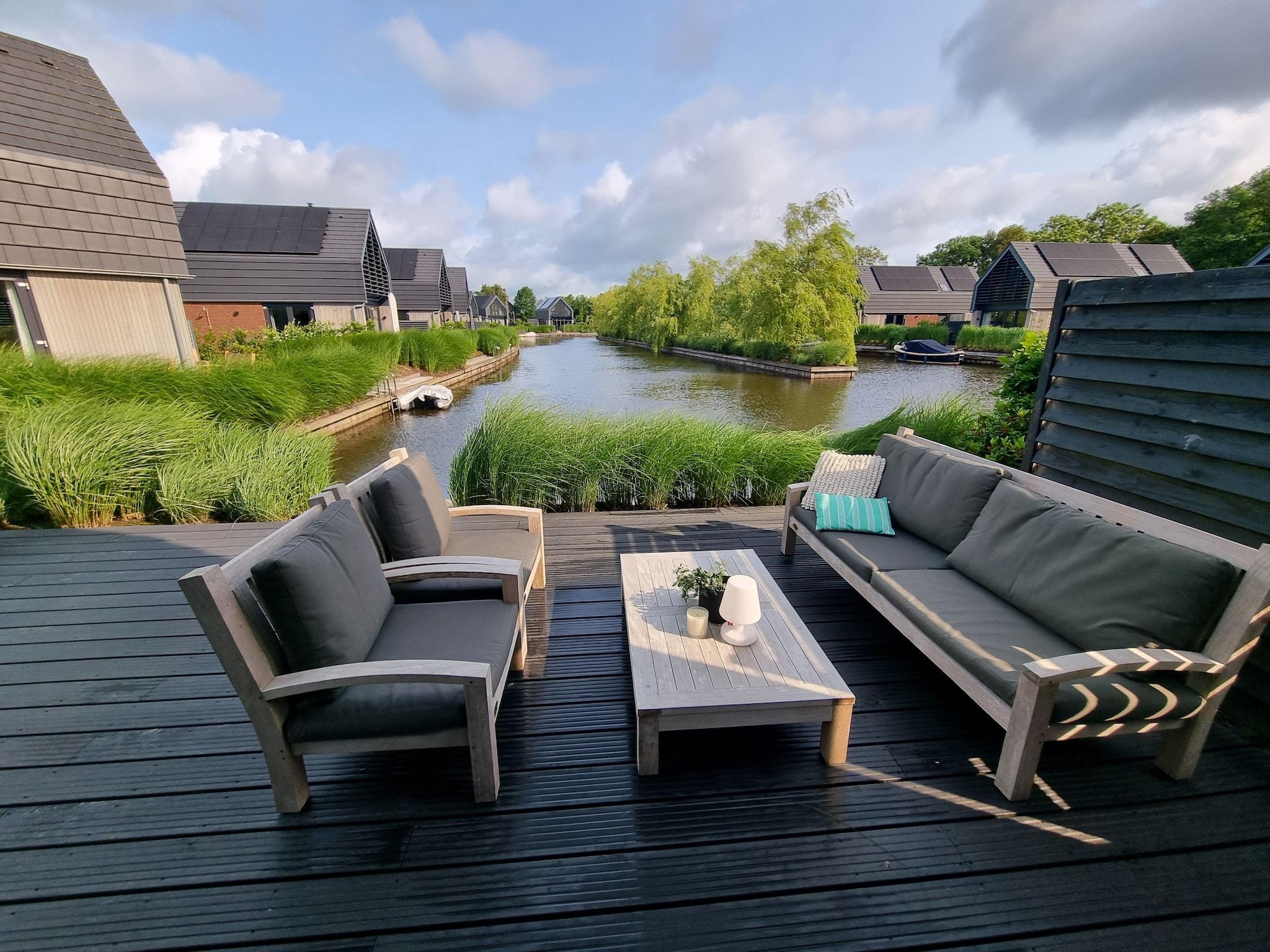 Het terras van Watervilla Njoggen in Balk