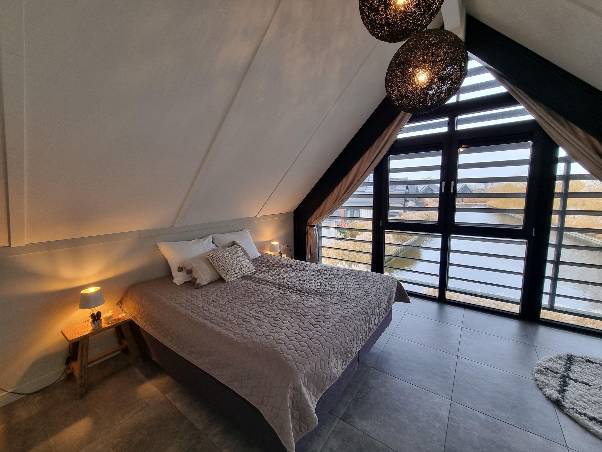 Een slaapkamer van Watervilla Njoggen in Balk