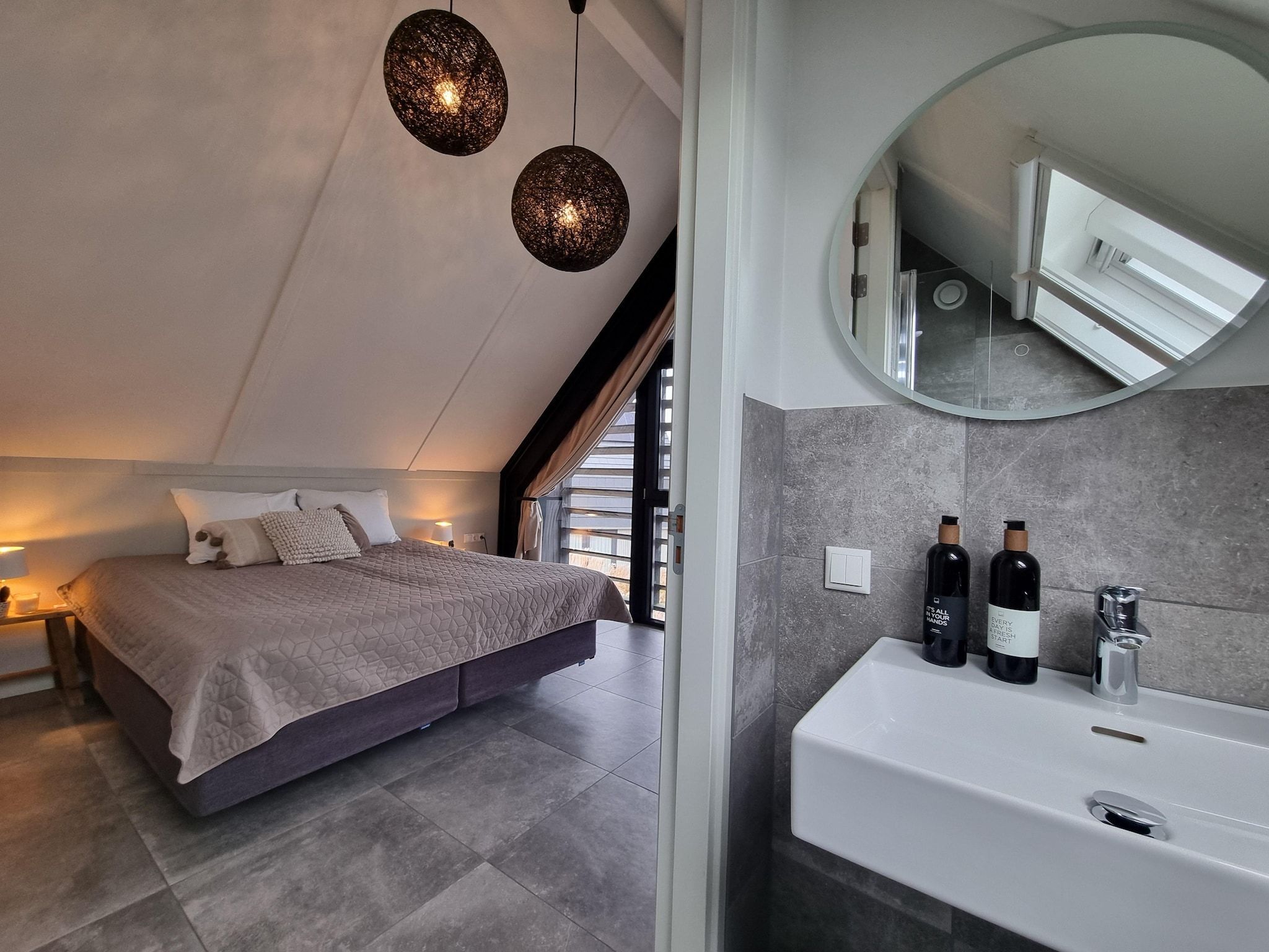 Een slaapkamer van Watervilla Njoggen in Balk