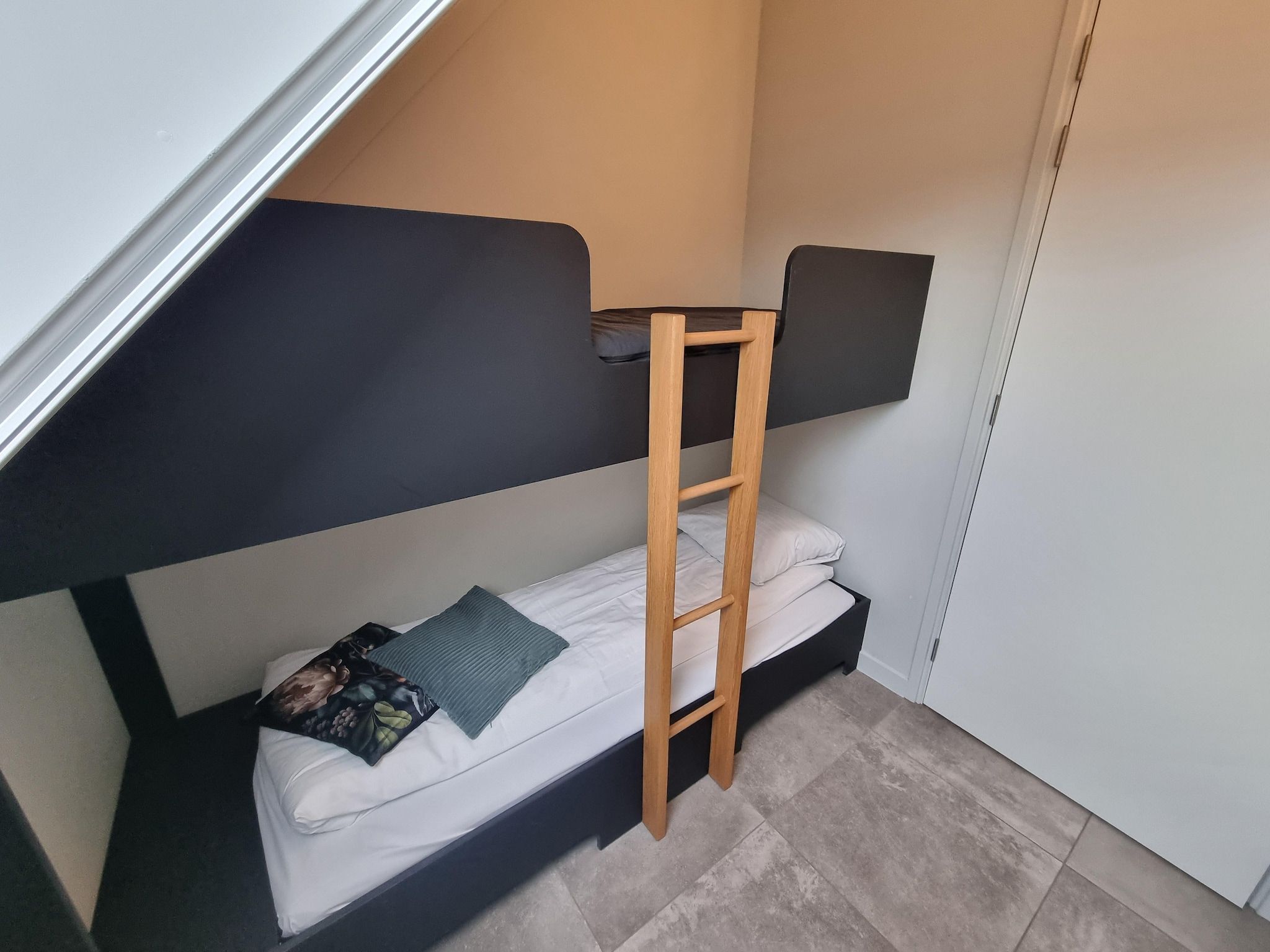 Een slaapkamer van Watervilla Njoggen in Balk