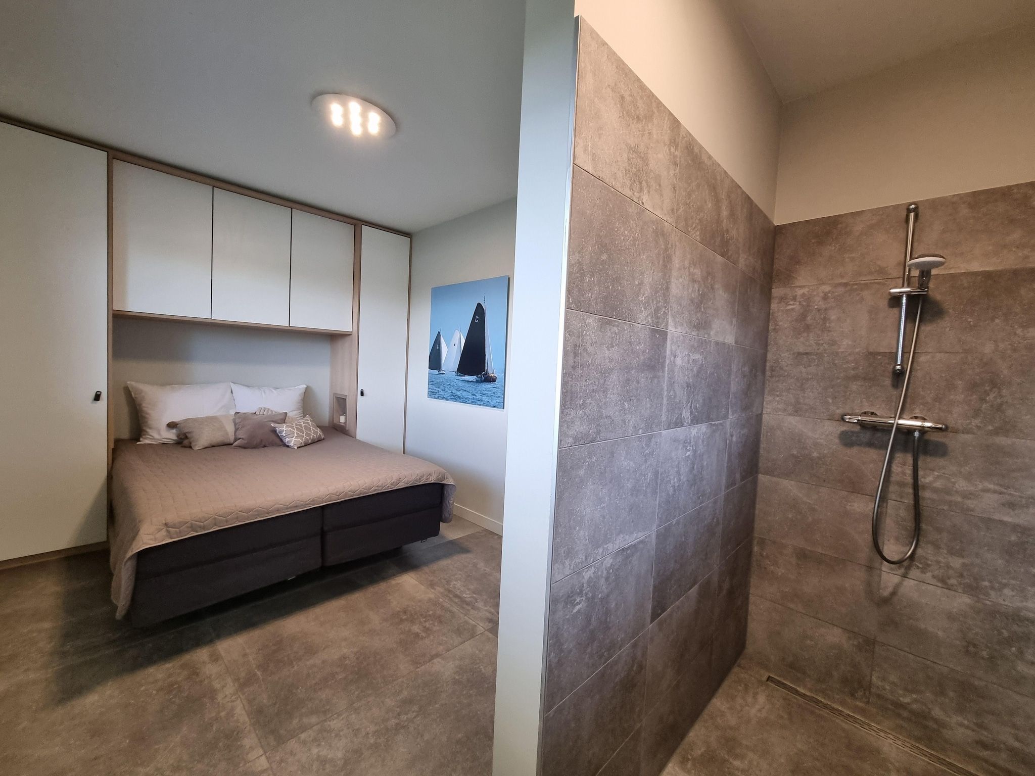 Een slaapkamer van Watervilla Njoggen in Balk