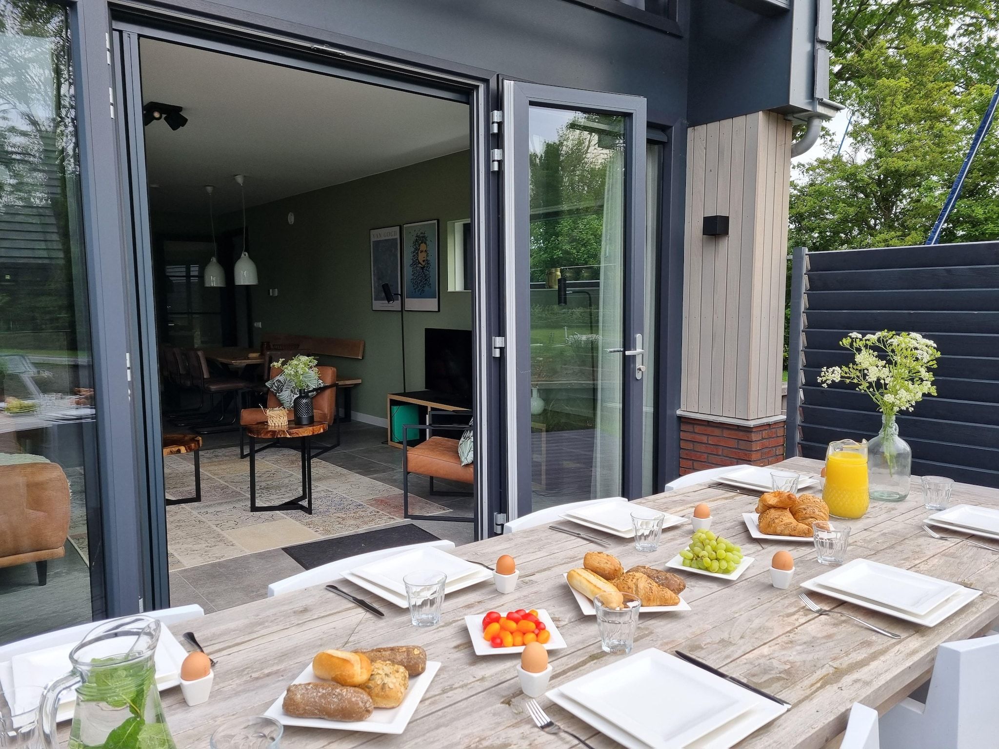 Het terras van Watervilla Tweintich in Balk