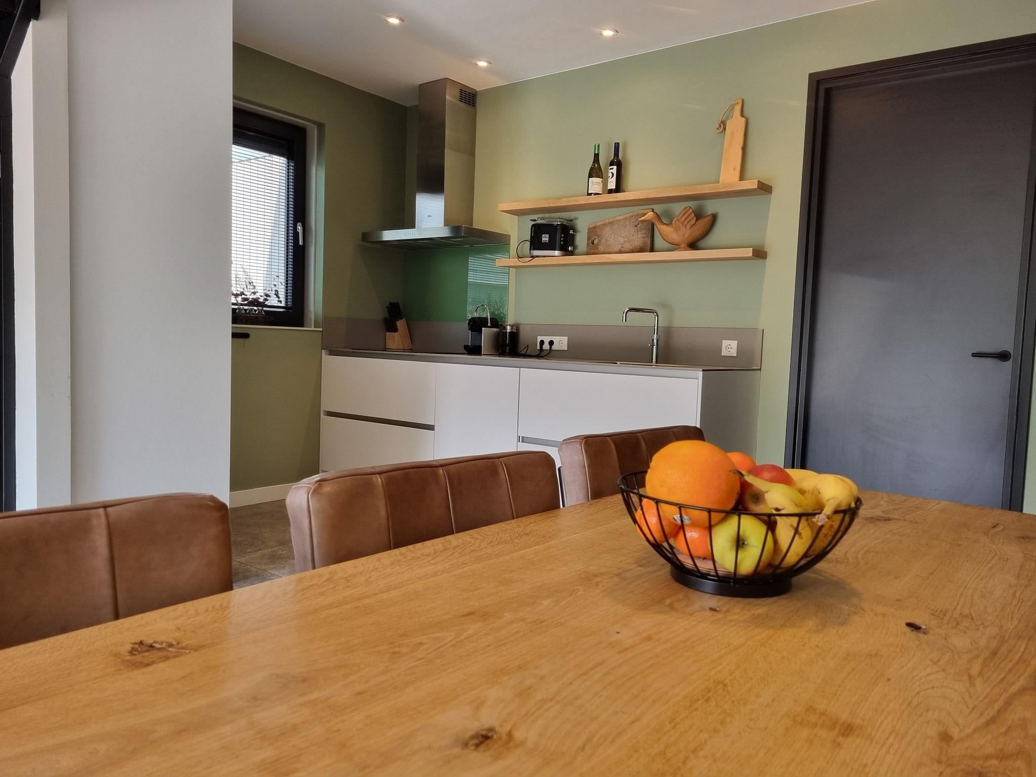 De eetkamer van Watervilla Tweintich in Balk