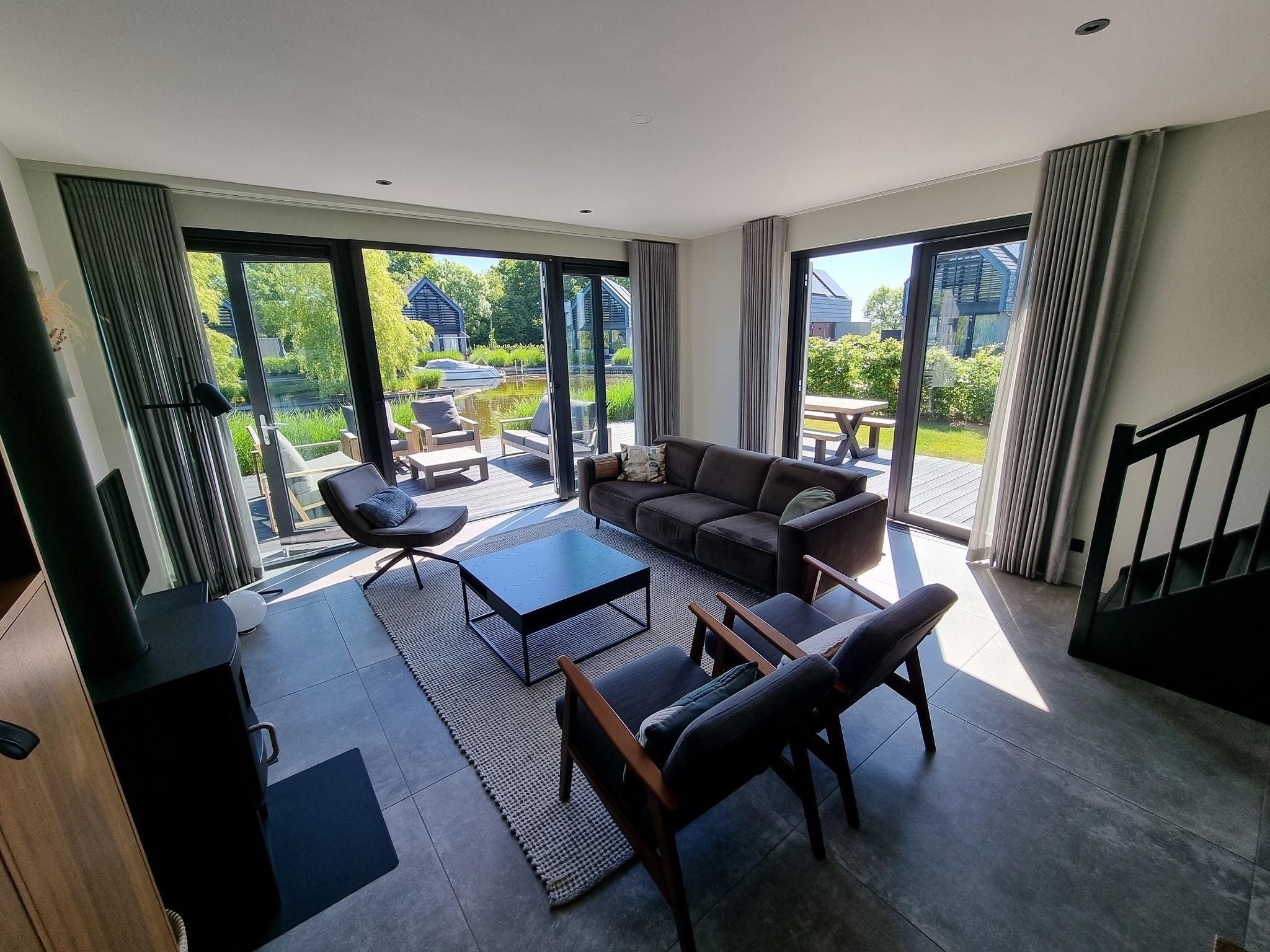 De woonkamer van Watervilla Tsien in Balk