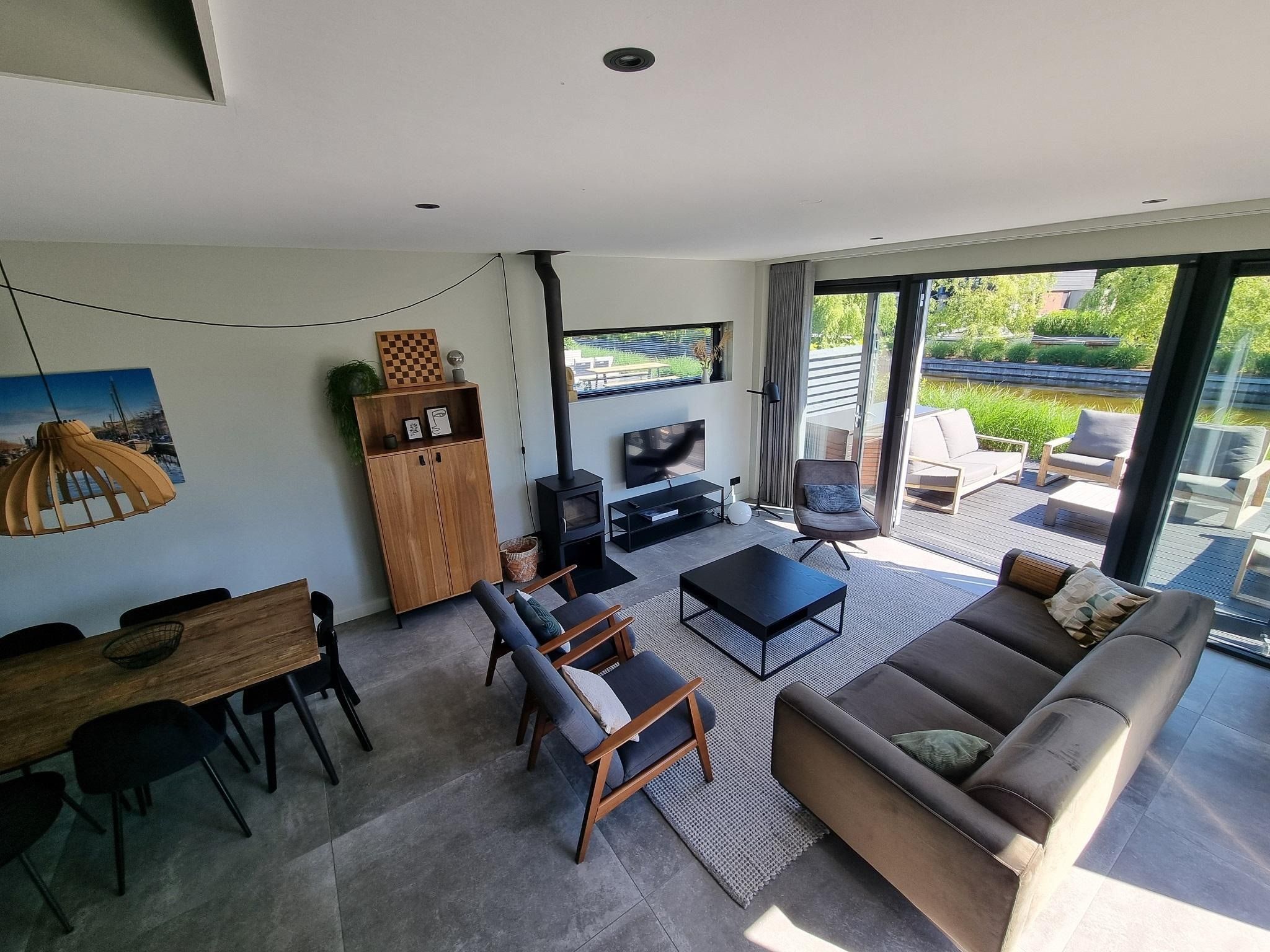 De woonkamer van Watervilla Tsien in Balk