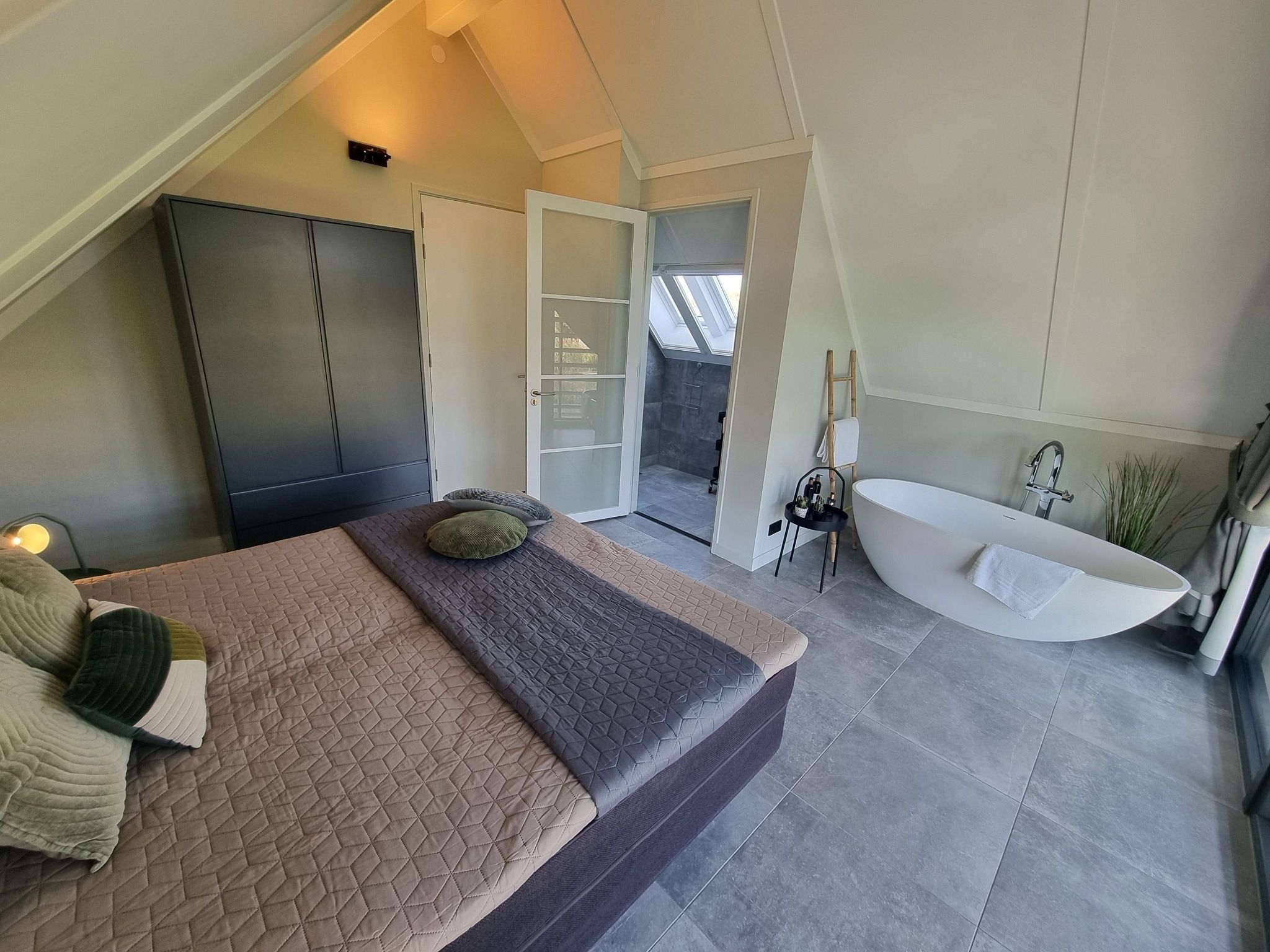 Een slaapkamer van Watervilla Tsien in Balk