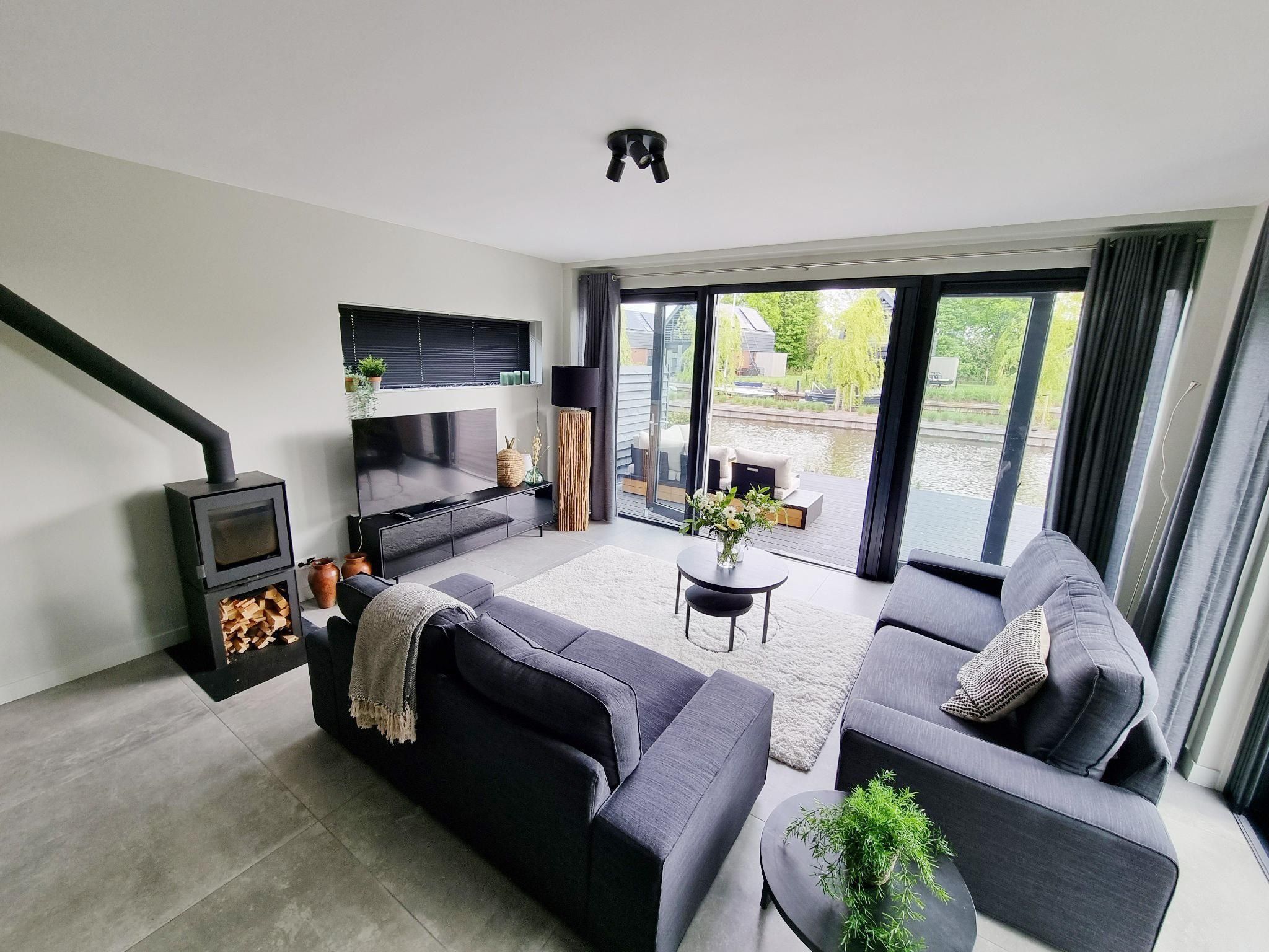 De woonkamer van Watervilla Alve in Balk