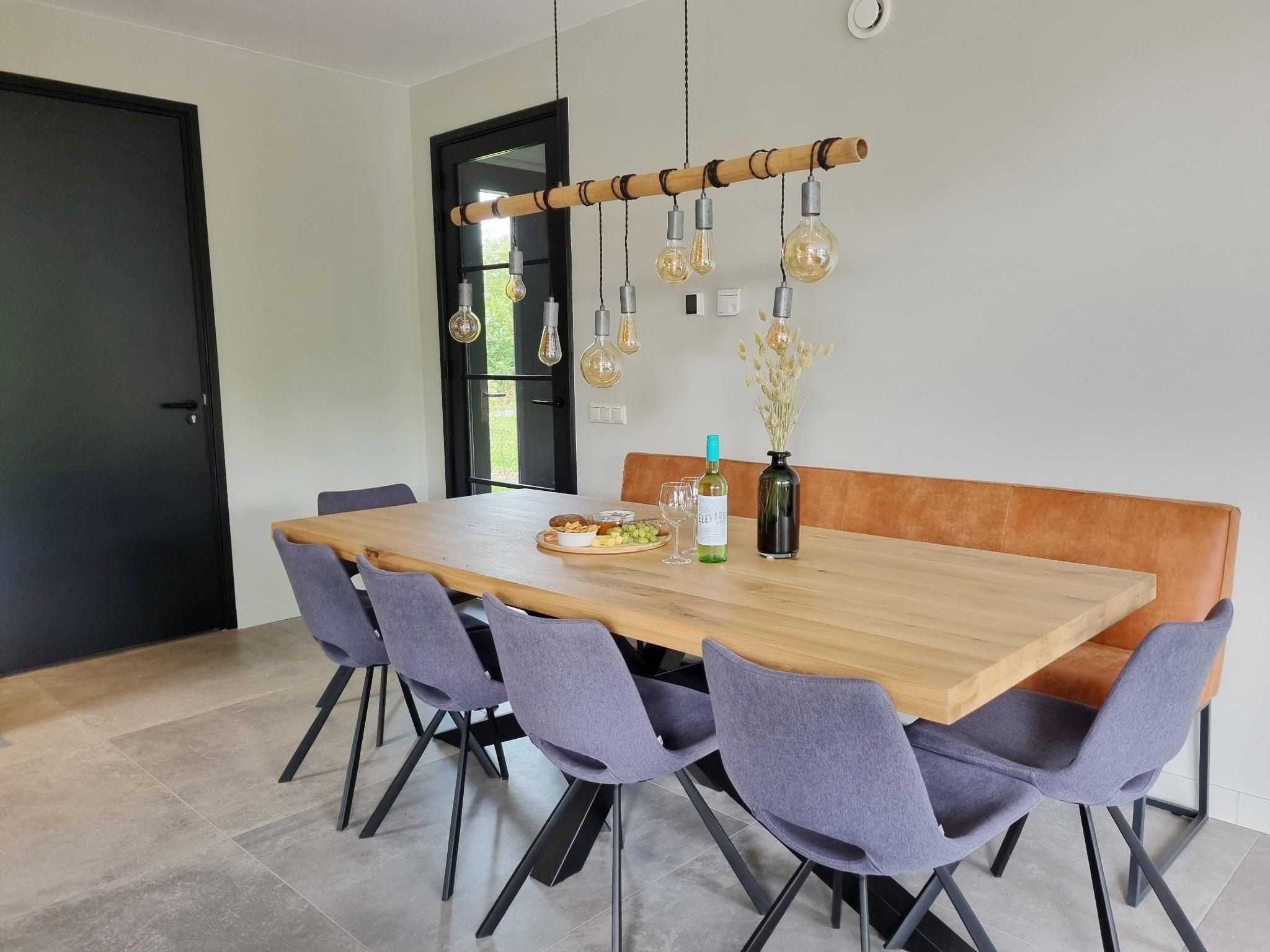 De eetkamer van Watervilla Alve in Balk