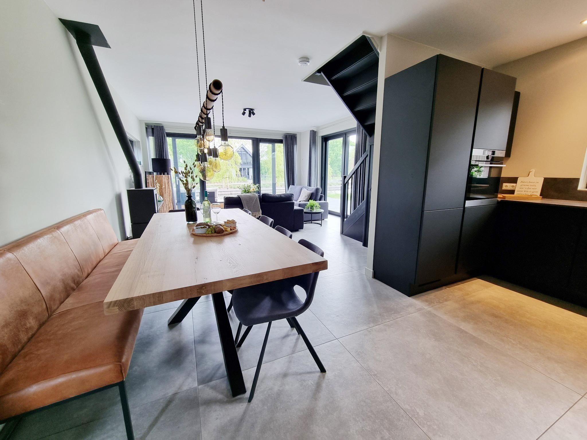 De eetkamer van Watervilla Alve in Balk