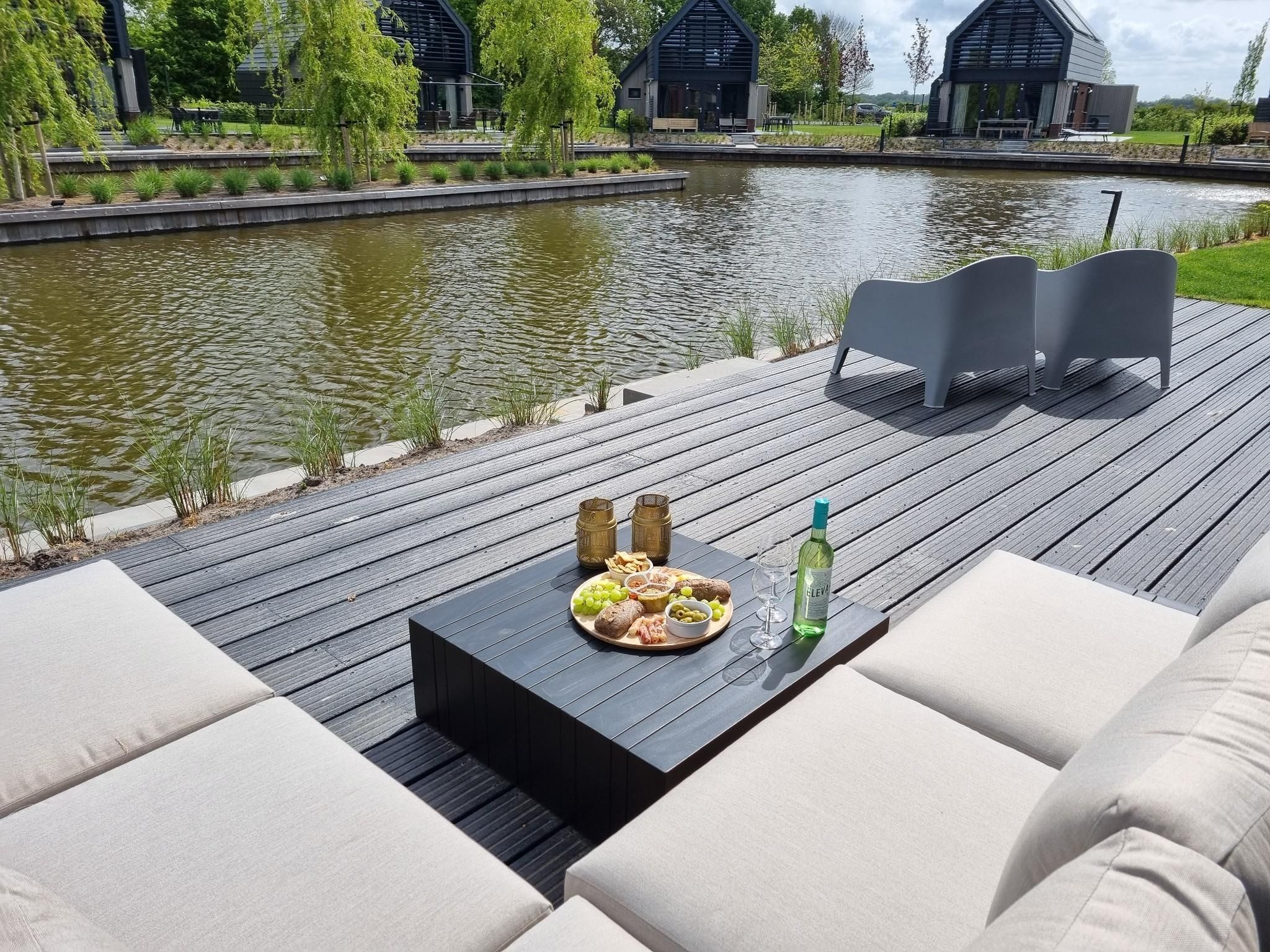 Het terras van Watervilla Alve in Balk