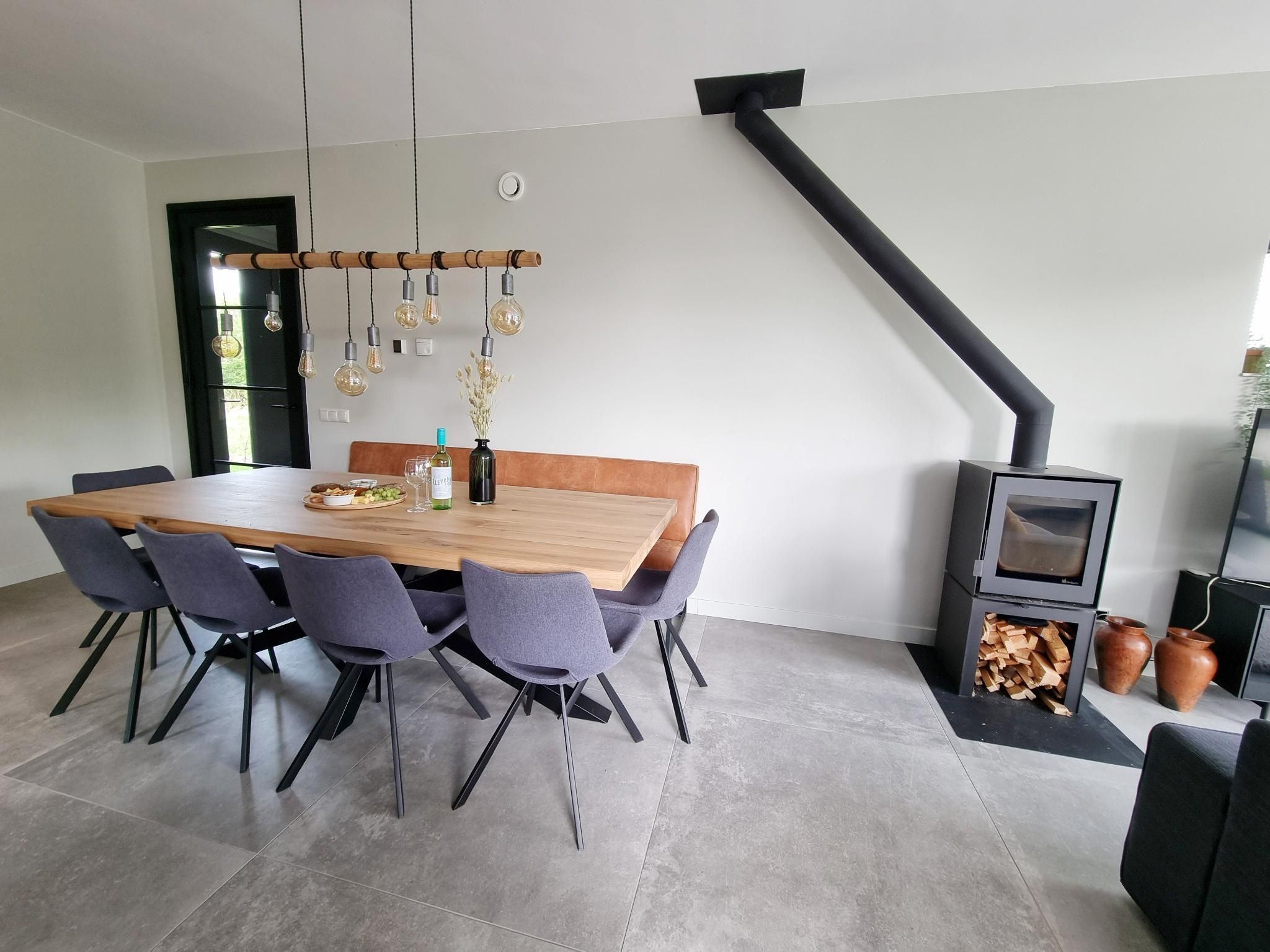 De eetkamer van Watervilla Alve in Balk