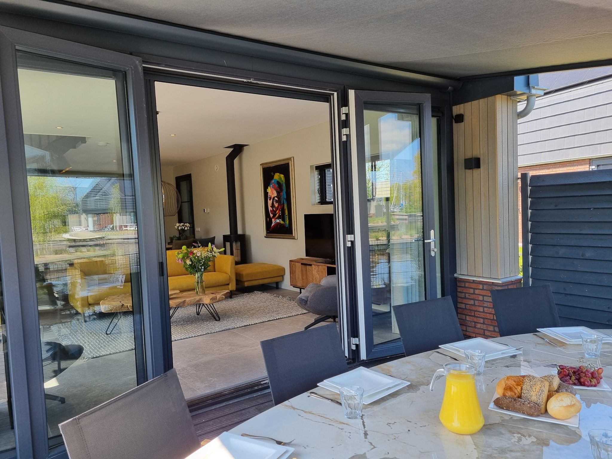 Het terras van Watervilla Trettjin in Balk