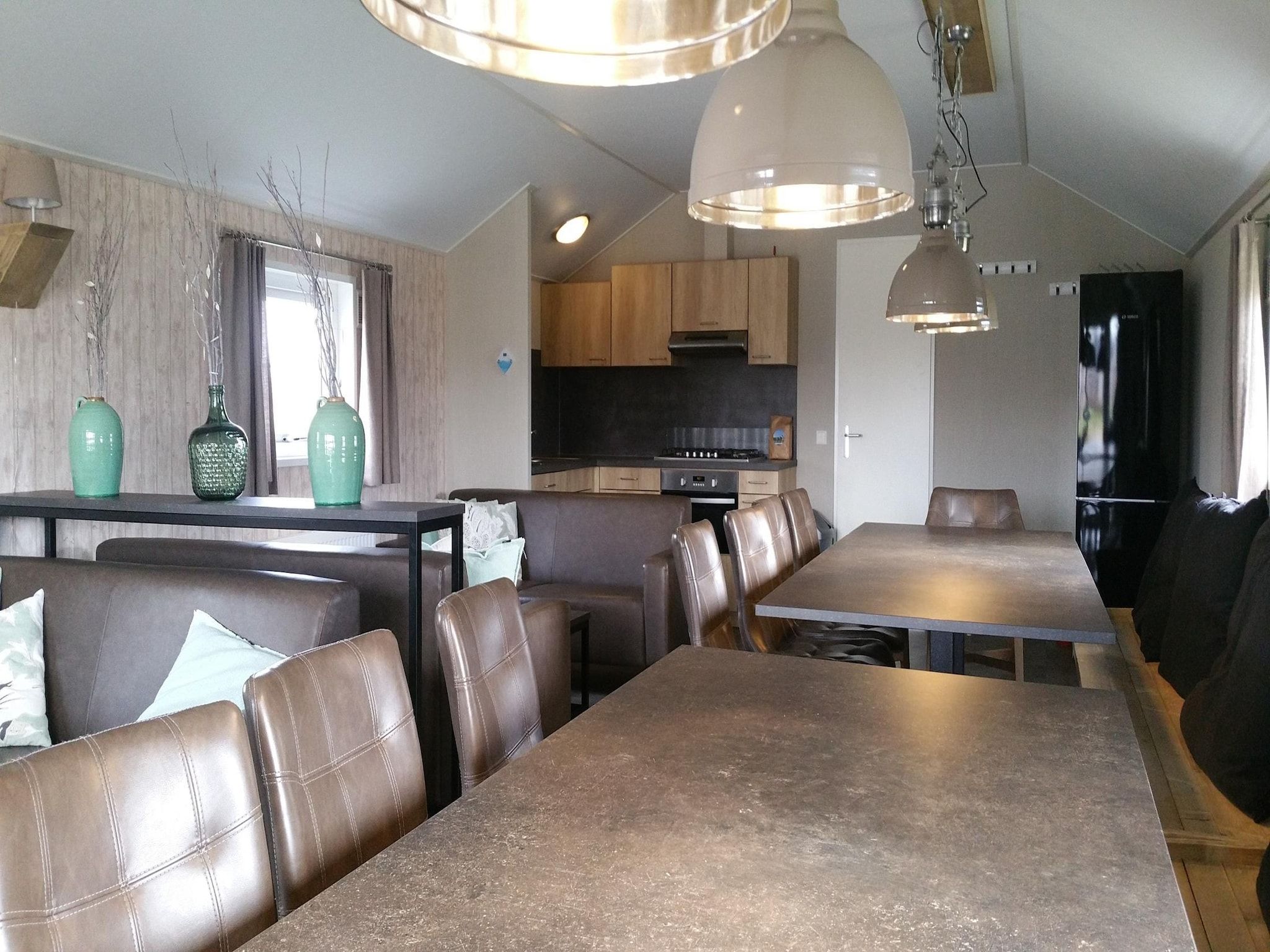 De eetkamer van Vakantiepark Eigen Wijze 10 in Bant