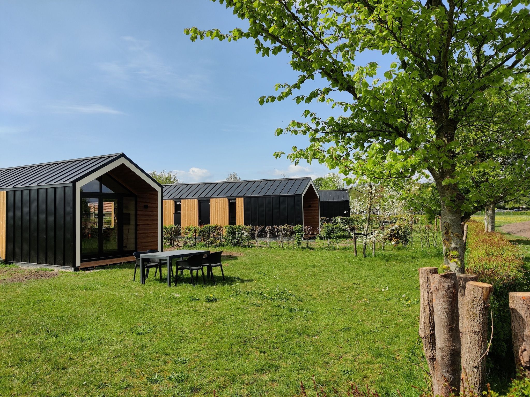 Het terras van Vakantiepark Eigen Wijze 12 in Bant