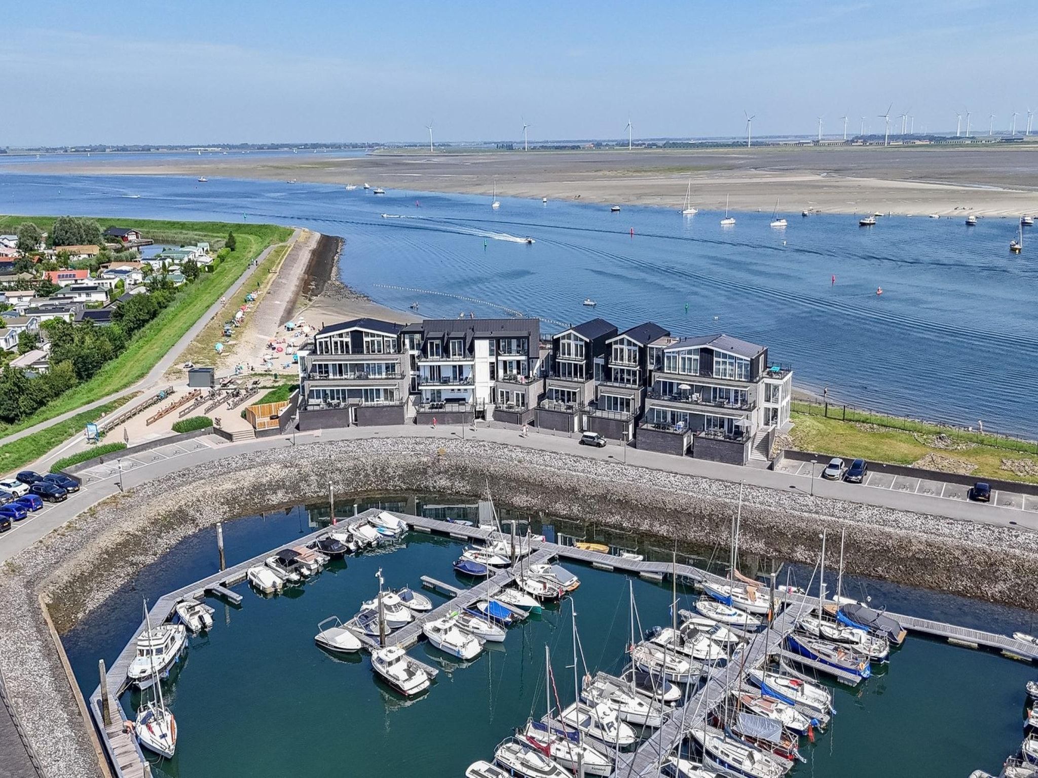 De buitenkant van Havenweg 8-16 in St. Annaland